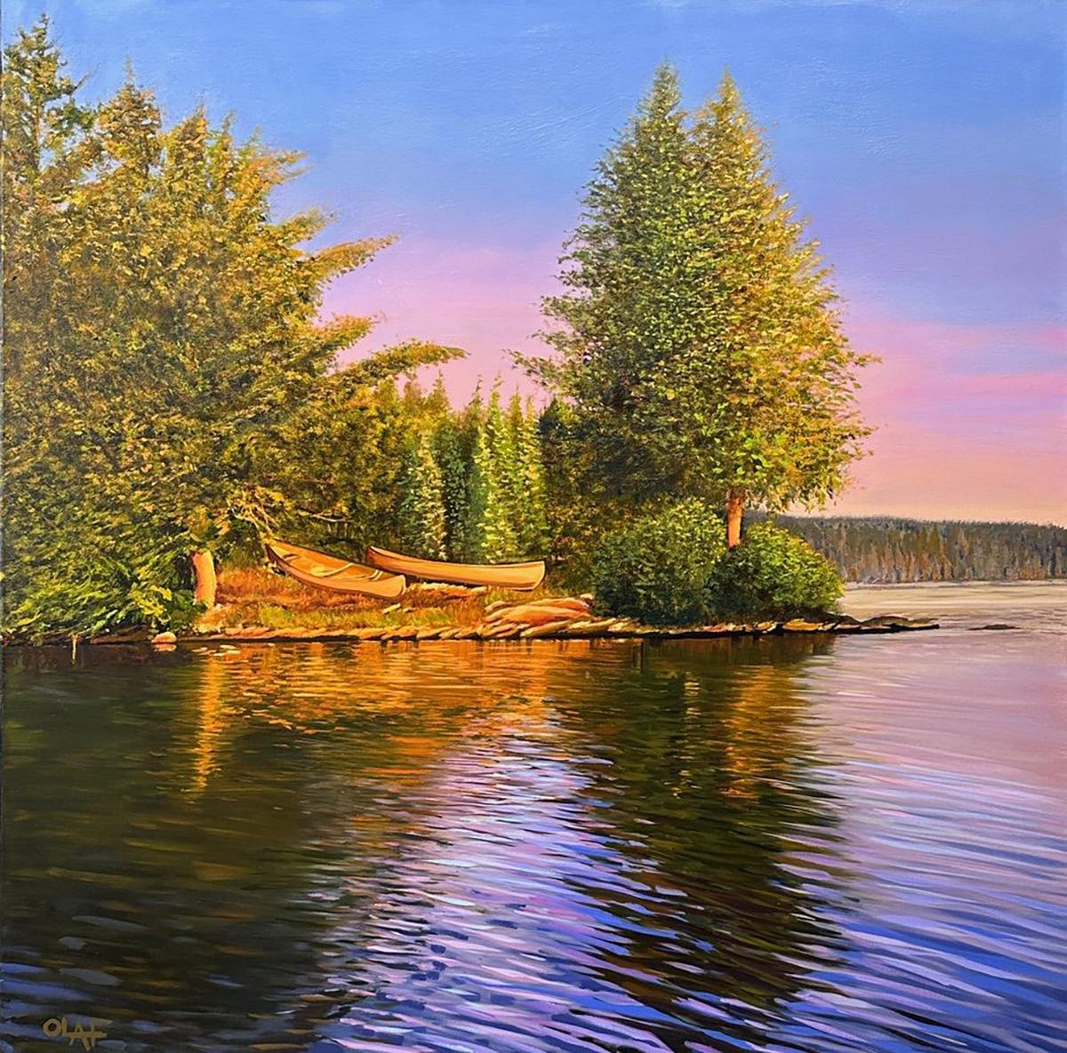 "We are Loving it Here" ist ein 40x40 Original-Ölgemälde auf Leinwand des Künstlers Olaf Schneider, das einen ruhigen Tag im Camp mit Blick auf das Wasser zeigt. Zwei hölzerne Canos liegen am Ufer und spiegeln sich im violetten und rosa