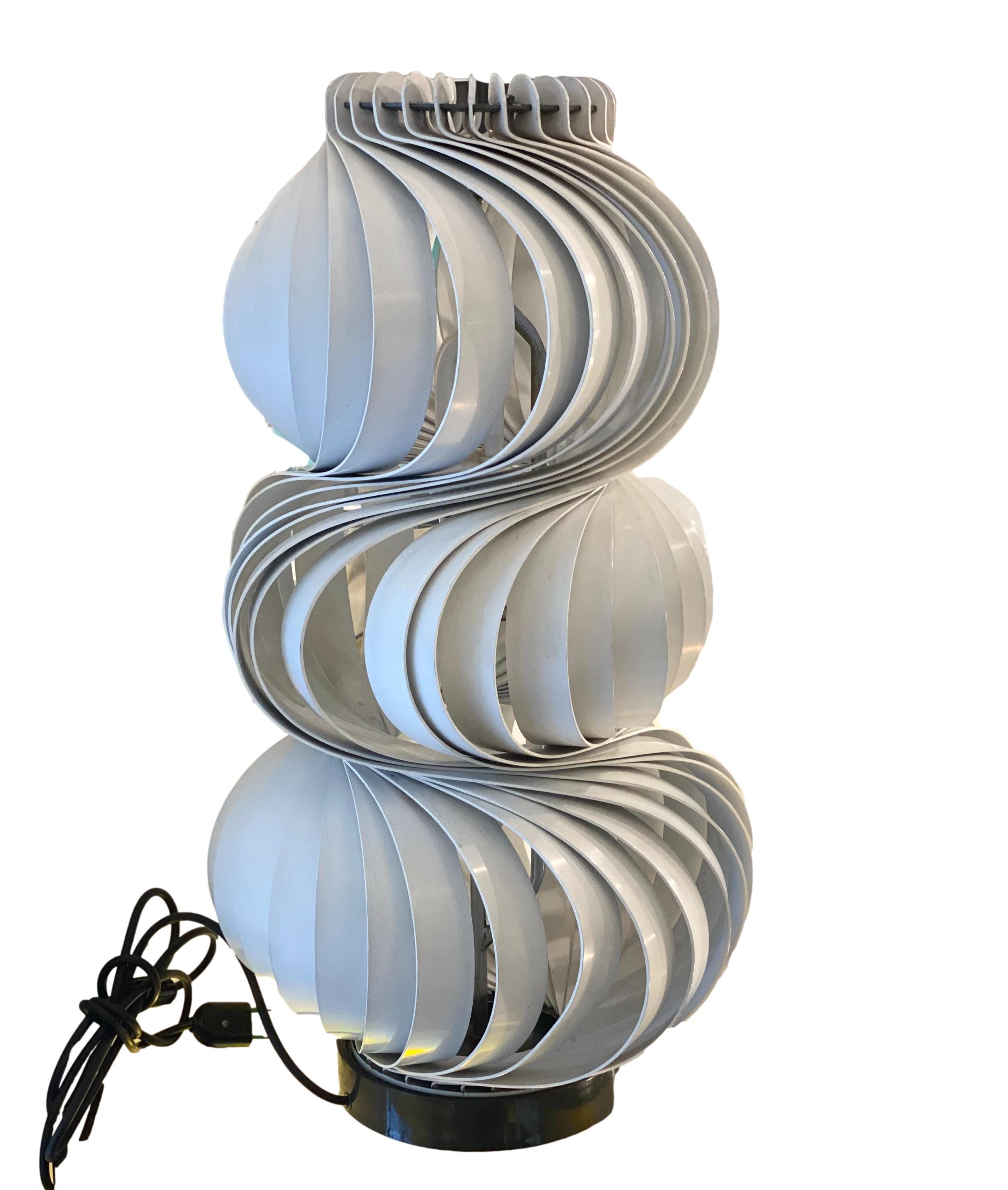 Olaf von Bohr, designer autrichien né en 1927. Medusa, lampe, modèle créé en 1968. Composé de bandes courbes en aluminium laqué aviaire disposées en spirale et d'une base circulaire laquée noire.