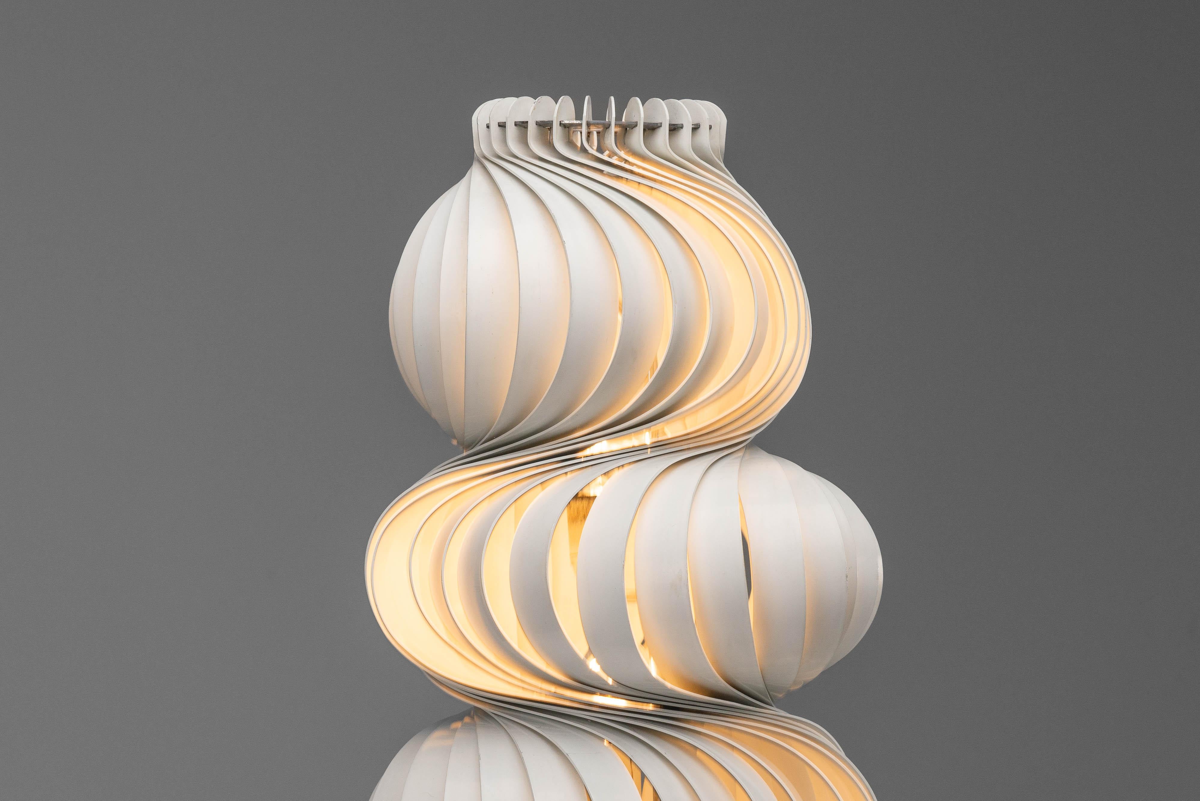 The 'Medusa' table lamp, designed by Olaf von Bohr and manufactured by Ecolight for Valenti in Italy in 1968, is a striking piece of sculptural lighting. Its name, 