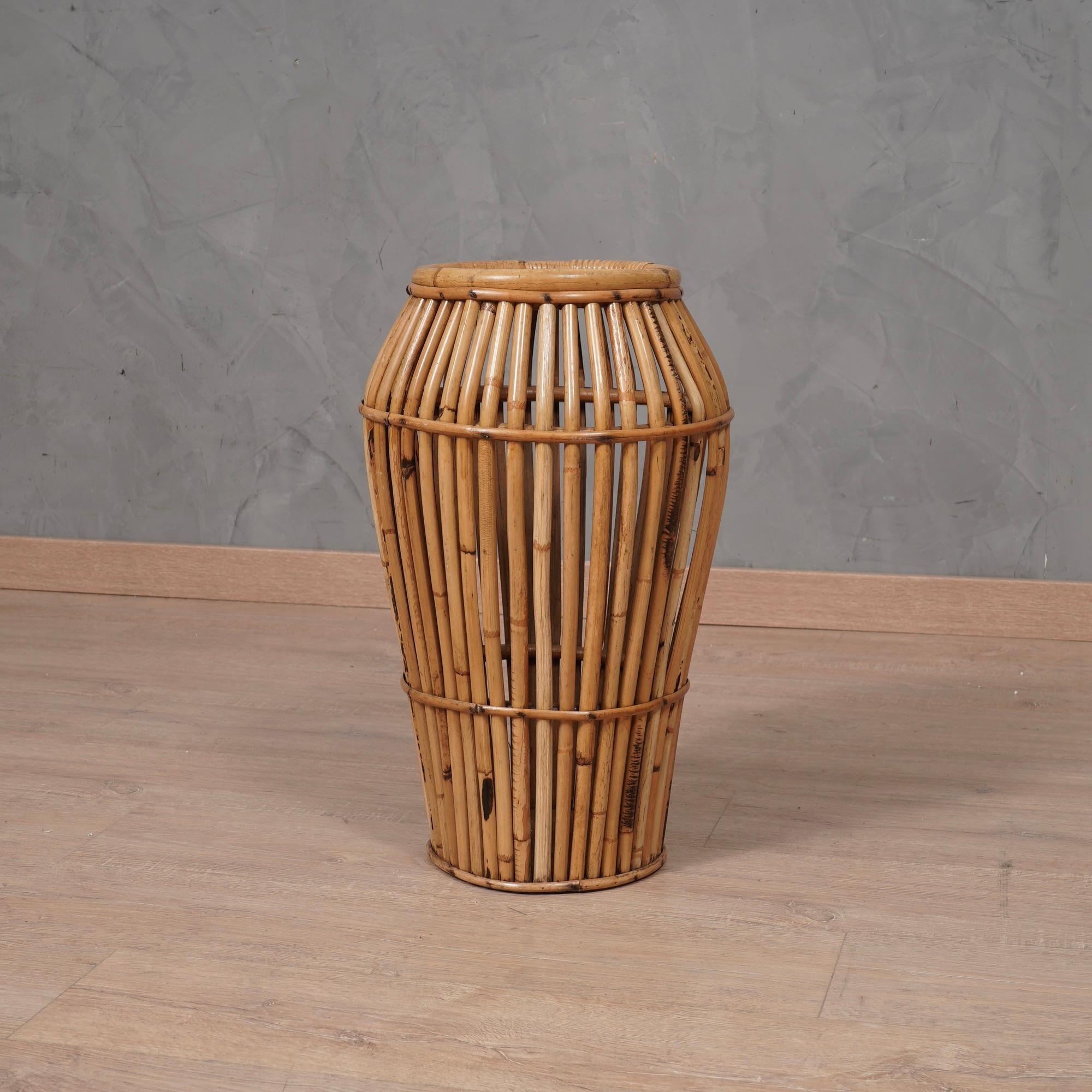 Rattan umbrella stand designed by the Dutch designer Olaf Von Bohr for the Bonacina company in the 1960s. Elegant and versatile, the umbrella stand has a very light and linear design. A union between architect and company that in the 60s and 70s led