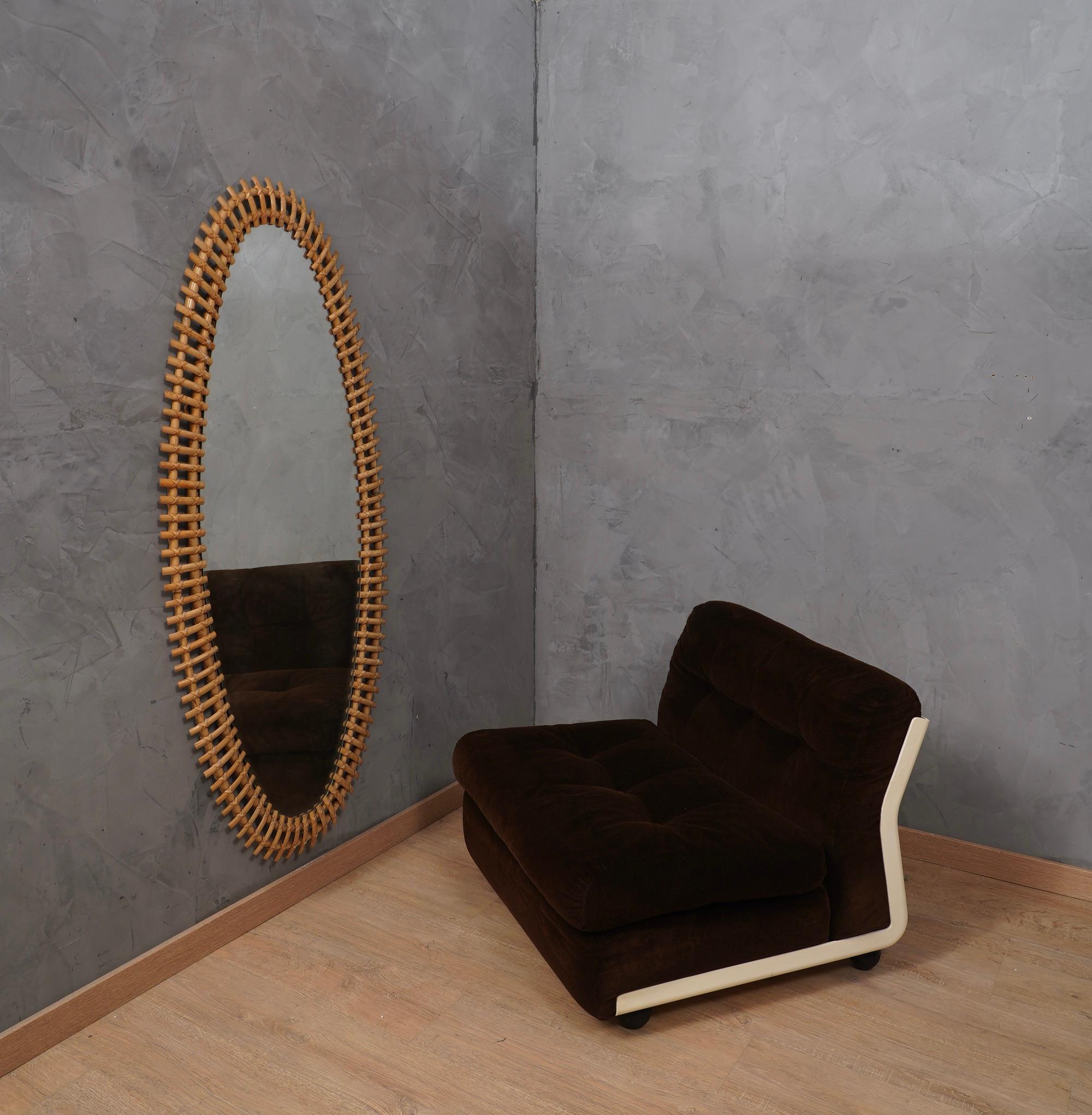 Miroir ovale en bambou et reliures en canne indienne conçu par le designer néerlandais Olaf Von Bohr pour la société Bonacina dans les années 1960. Elegant et polyvalent, ce miroir présente un design très léger et linéaire. Une union entre