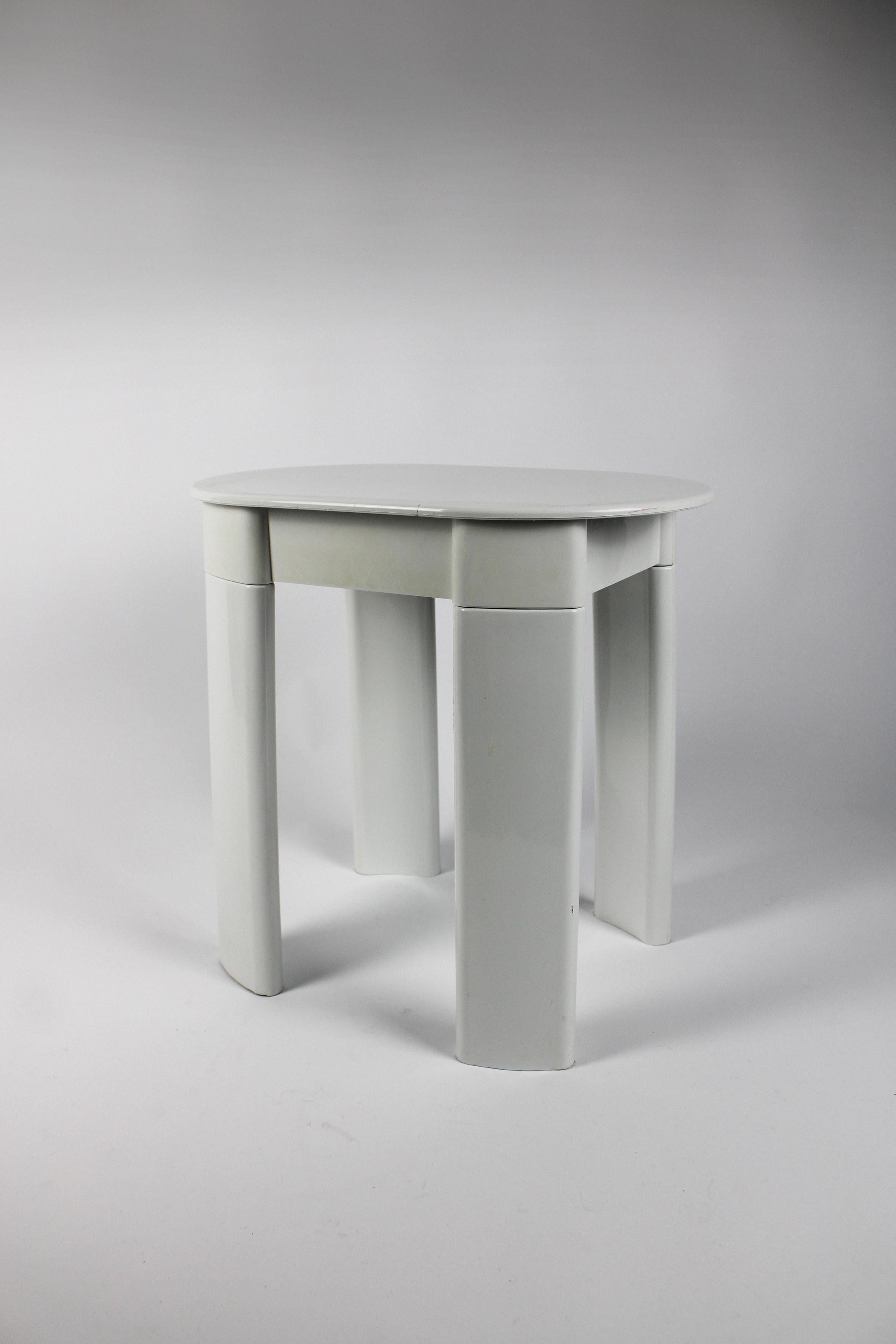 Infuse your home with charm using this attractive side table, characterized by its sleek yet playful design that instantly adds the perfect touch. Dating back to the 1970s, this space-age table is the brainchild of Olaf von Bohr, an Austrian