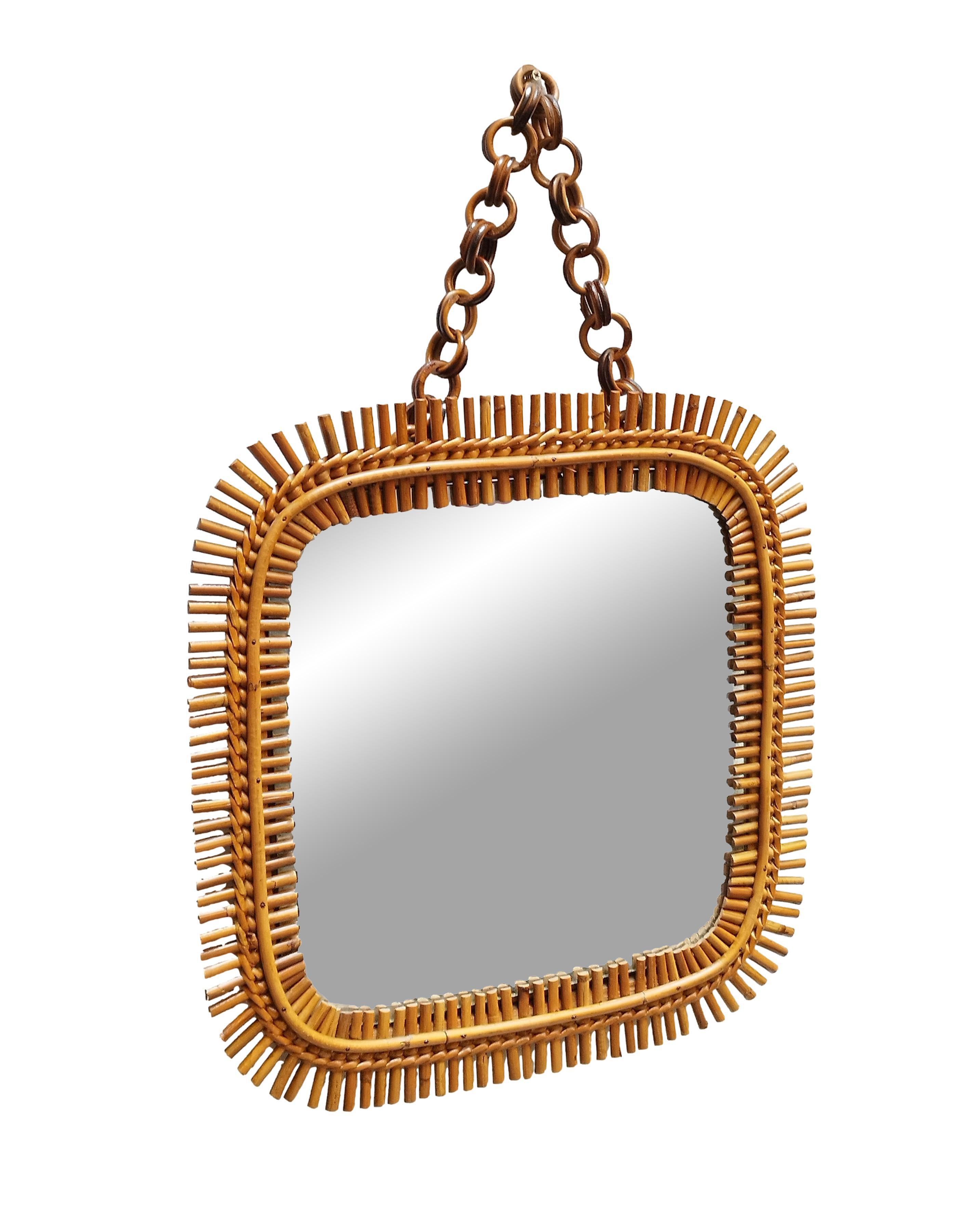 Viereckiger Spiegel, hergestellt in Italien in den 1960er Jahren.
Der Spiegel ist original aus der Zeit, in der Tat zeigt es leichte Anzeichen von Oxidation. Dünne Binsenstreifen, die sich alle voneinander unterscheiden, werden mit Rattan zu einem