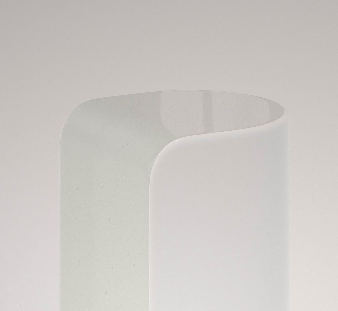 Postmoderne Table d'appoint Olaf en verre moulé blanc par Fred et Juul en vente