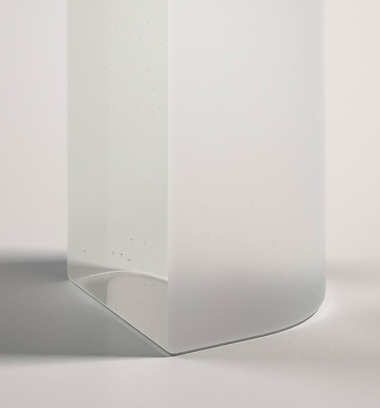 italien Table d'appoint Olaf en verre moulé blanc par Fred et Juul en vente