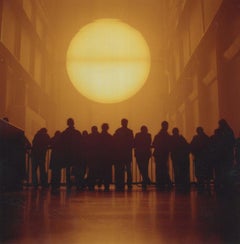 The Danish artist, Olafur Eliasson's installation of a huge artificial sun (L'artiste danois Olafur Eliasson a installé un énorme soleil artificiel).