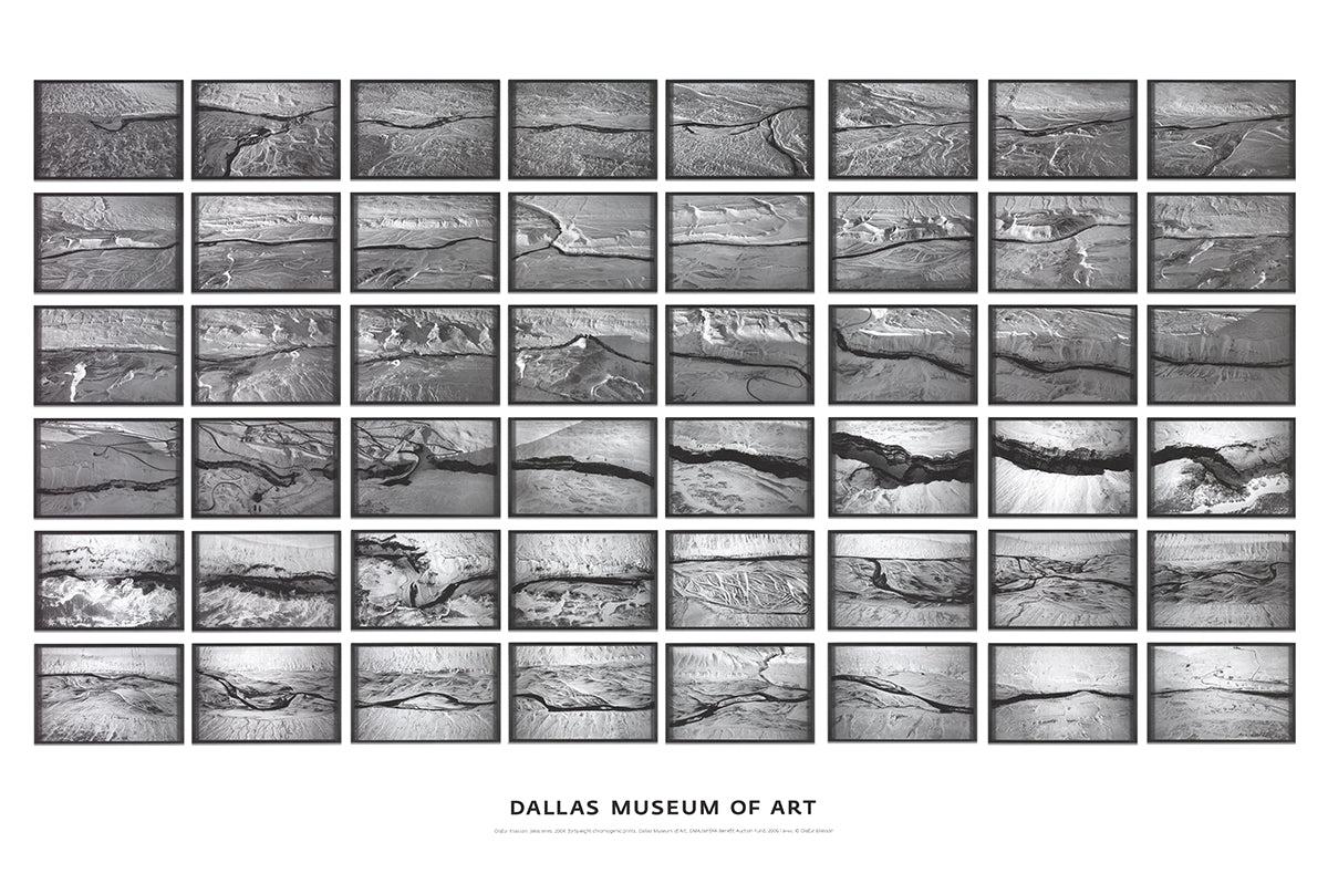 Este póster del Museo de Arte de Dallas presenta la fascinante Serie Jökla de Olafur Eliasson, una obra que combina a la perfección elementos naturales con una expresión visual envolvente. Conocido por explorar la luz, la percepción y la