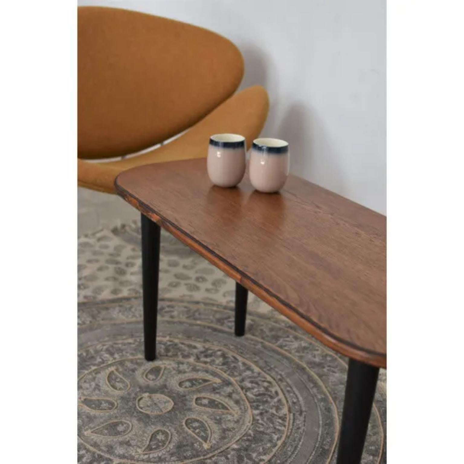 Table basse Olan par Pastform
Dimensions : D 40 x L 95 x H 42 cm.
MATERIAL : Bois teinté et verni.

Disponible en différentes couleurs de bois : Whisky, Rhum, BPA, Nobel, Brandy, Schwarz et Natura. Veuillez nous contacter.

Enraciné dans une bonne