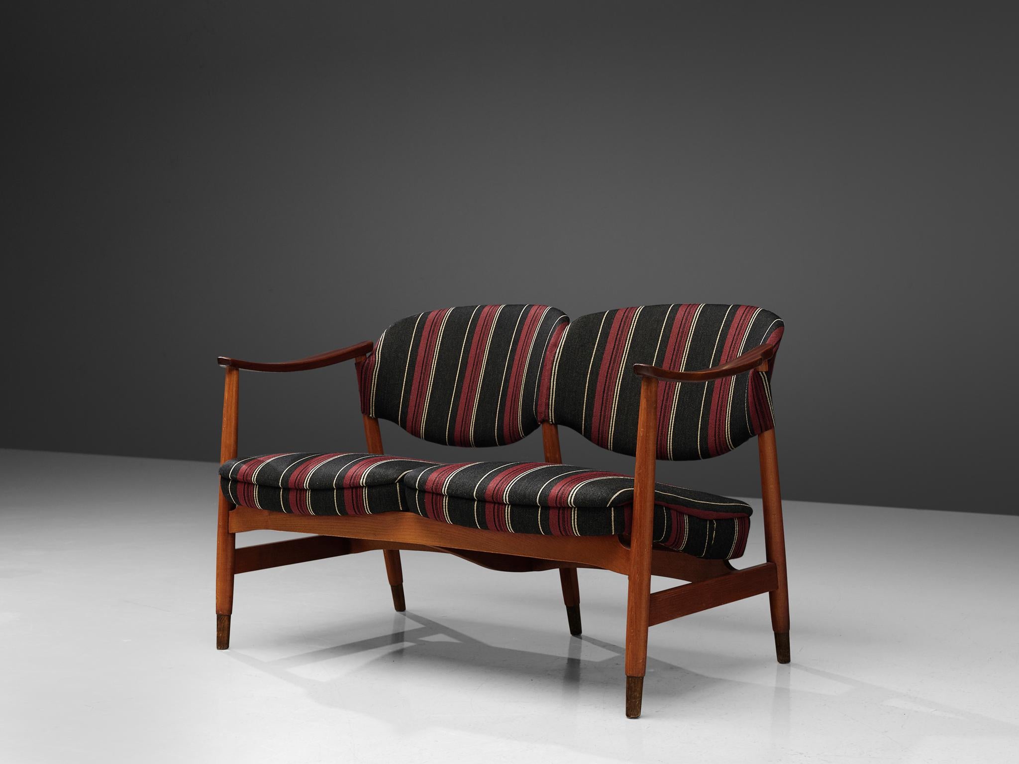 Olav Anker Hessen, settee, model '166', fabric, ash, mahogany, Norway, 1950s

A Scandinavian Modern settee by Olav Anker Hessen crafted in an admirable manner. The frame is executed in ashwood, while the armrests are finished with lacquered mahogany
