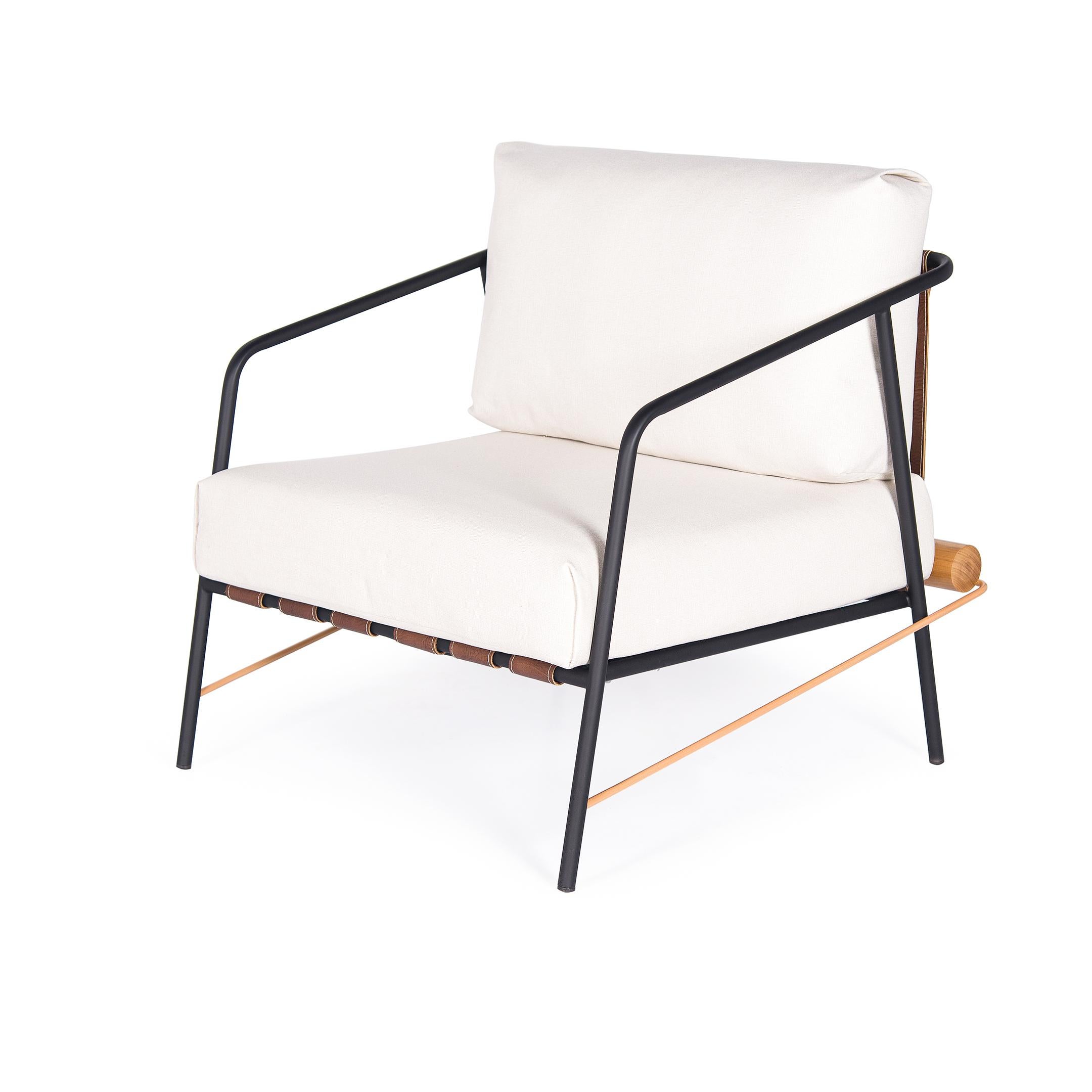 The structure of the OLAV armchair is made of carbon steel in the painted with black ink, has a matte gold detail at the bottom.
It has percinta elastics at the base.
The upholstery fabric that can be customized (request information).
It has leather