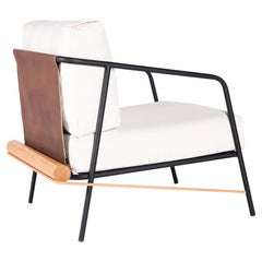 Poltrona "Olav" in acciaio al carbonio nero, imbottita e con dettagli in Wood