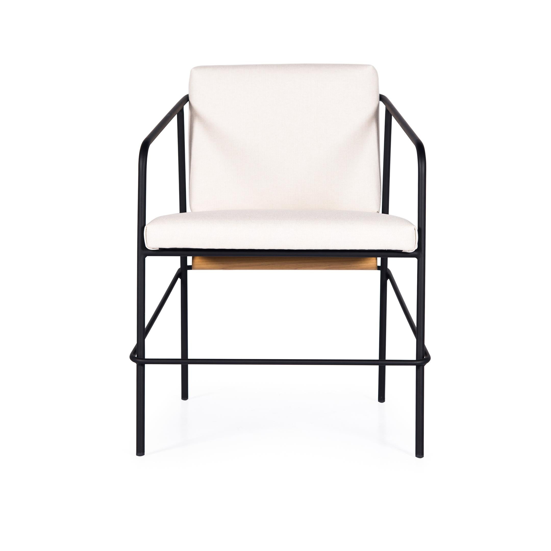 La structure de la chaise OLAV est en acier au carbone peint à l'encre noire.
Le tissu d'ameublement qui peut être personnalisé (demander des informations).
Il est doté d'un dossier en cuir en finition Afro et d'un cylindre en bois naturel qui
