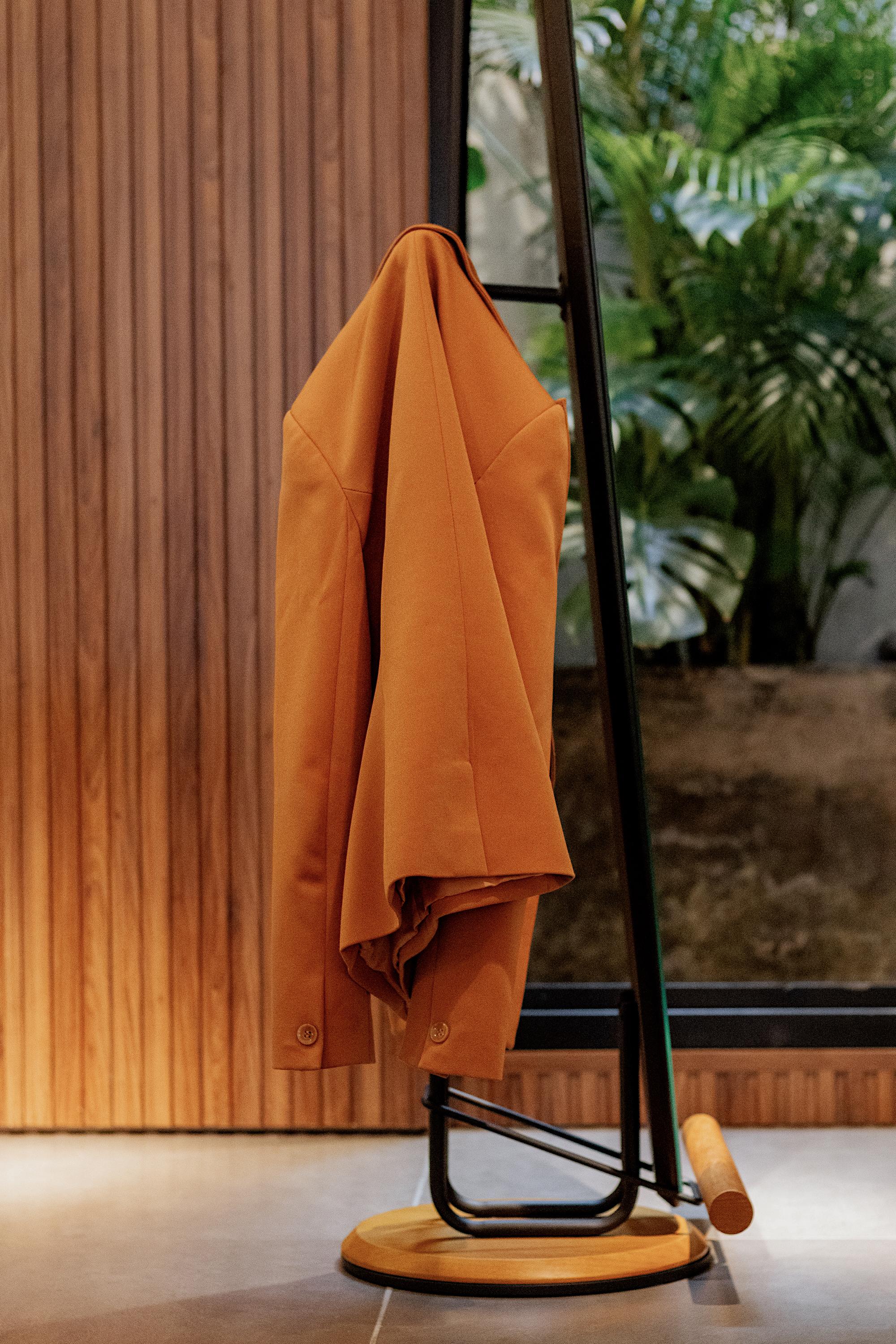 Miroir au sol et porte-manteau 