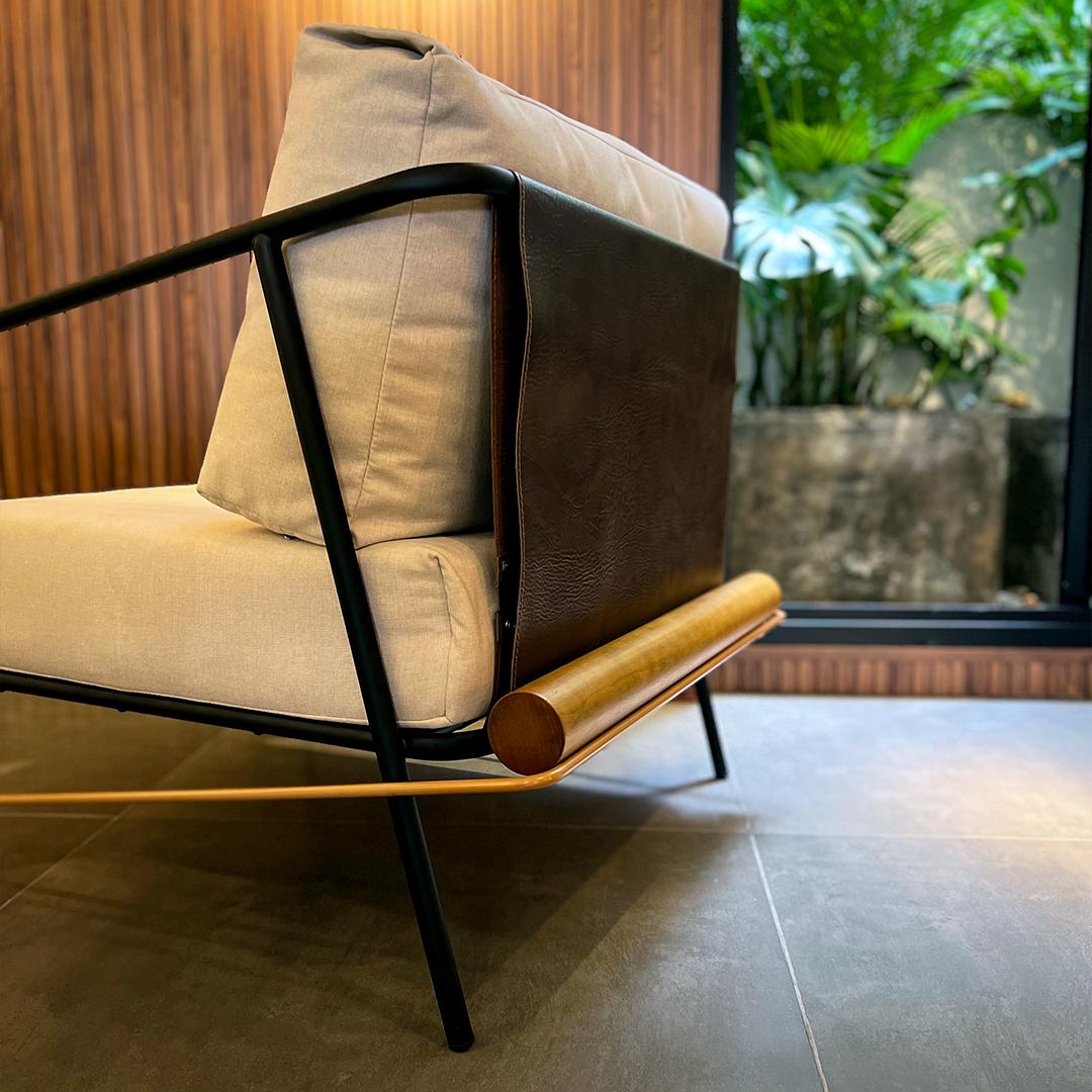 „Olav“ Sofa mit 3 Sitzen aus schwarzem Kohlenstoffstahl, gepolstert und Holzdetails im Angebot 3