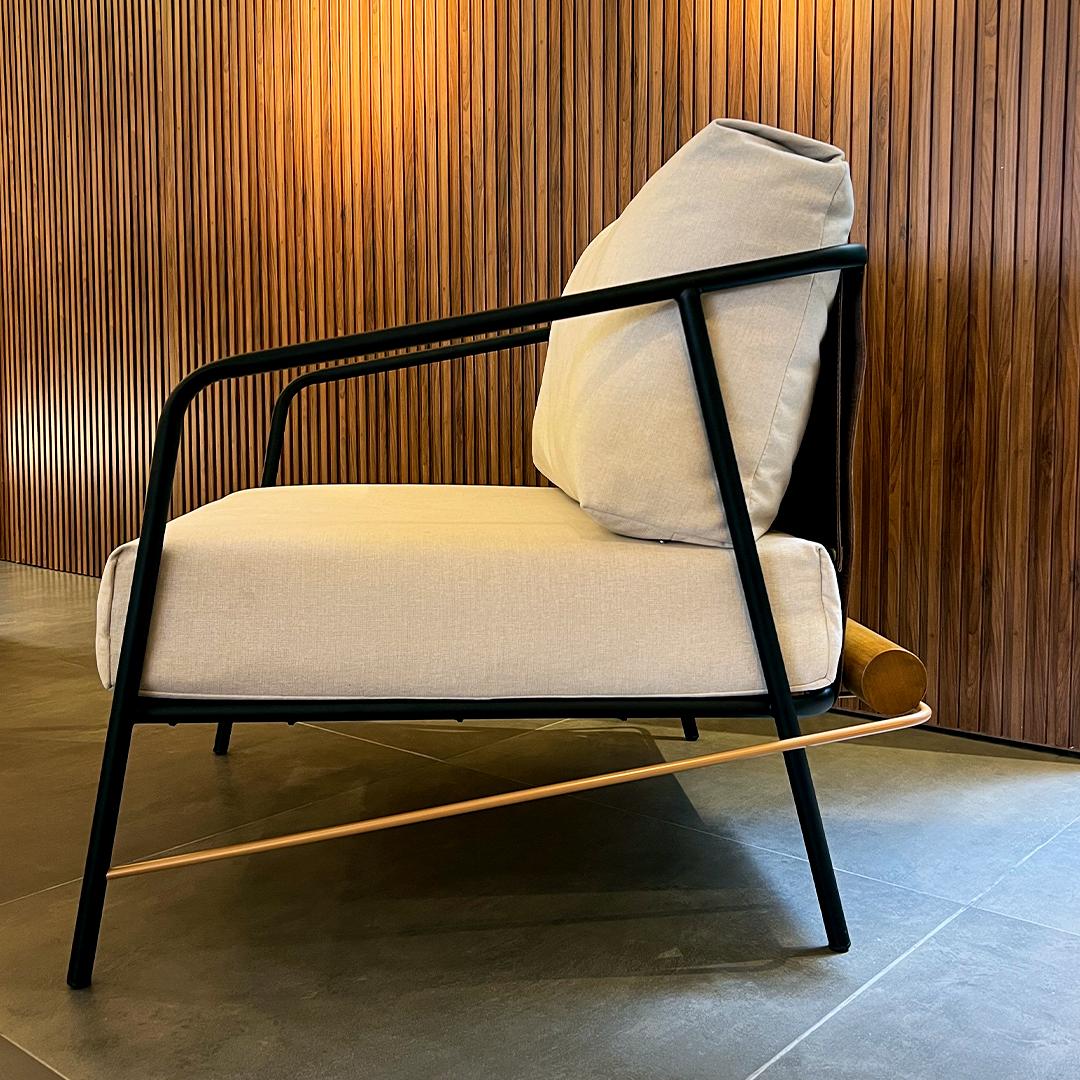„Olav“ Sofa mit 3 Sitzen aus schwarzem Kohlenstoffstahl, gepolstert und Holzdetails im Angebot 4