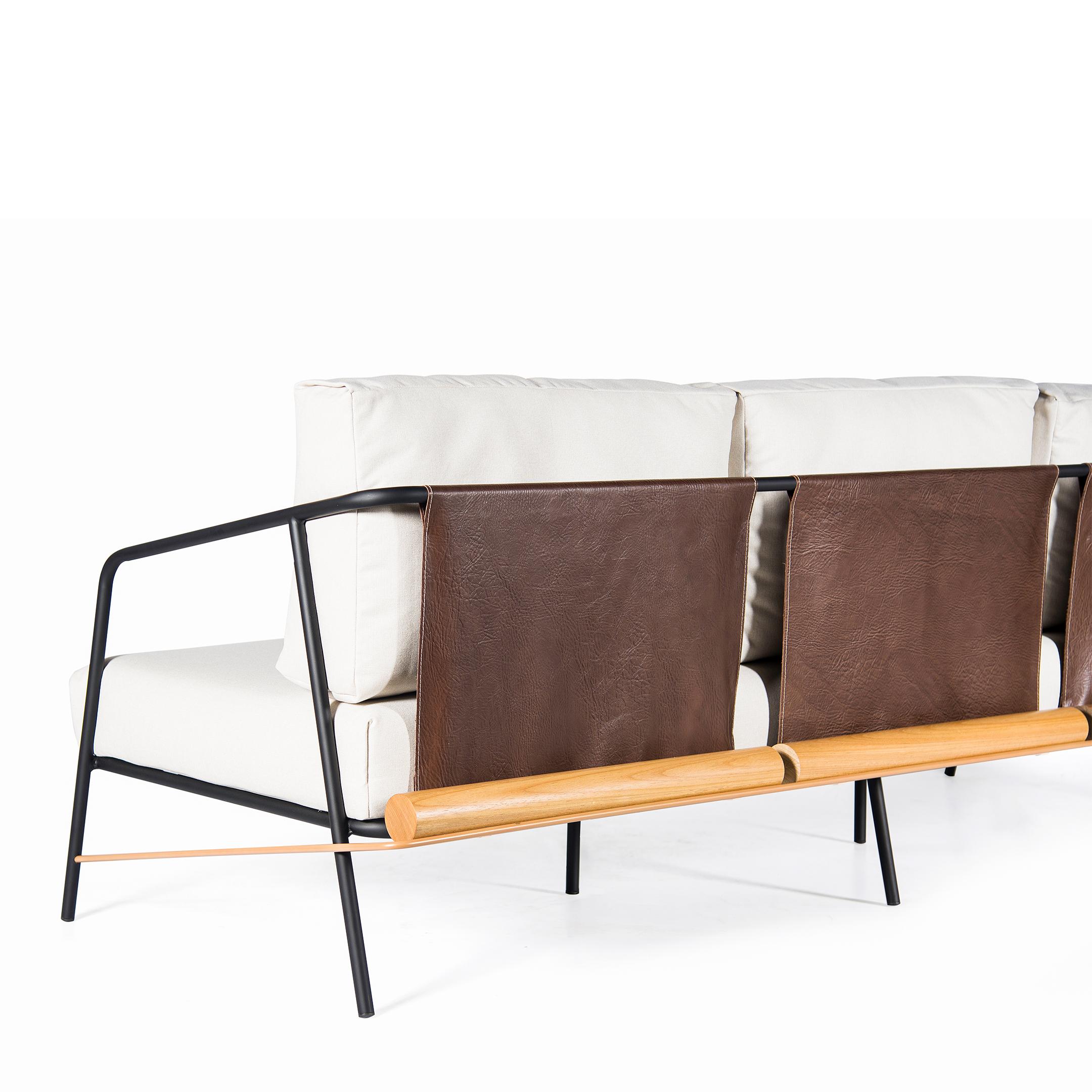 „Olav“ Sofa mit 3 Sitzen aus schwarzem Kohlenstoffstahl, gepolstert und Holzdetails (Moderne) im Angebot
