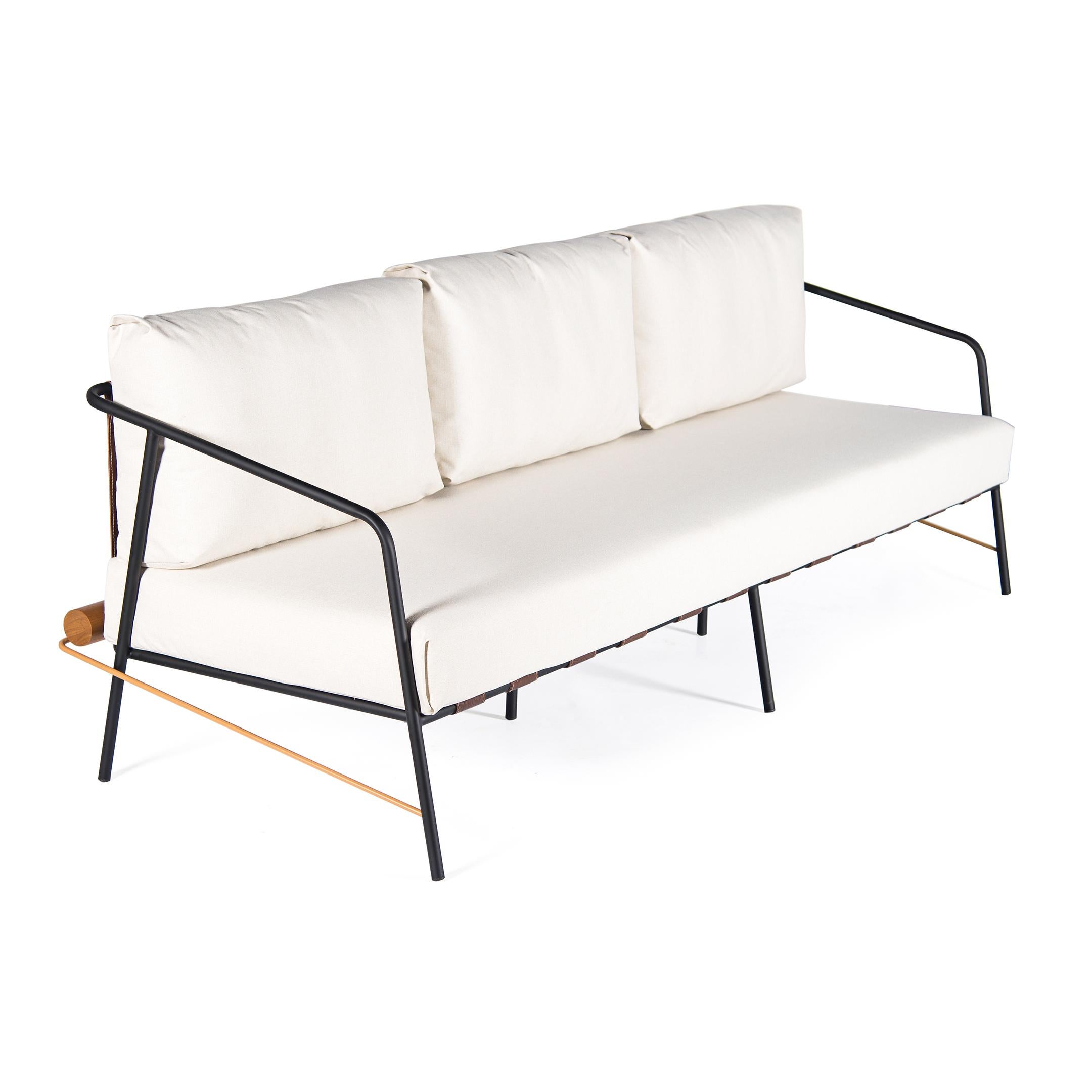 „Olav“ Sofa mit 3 Sitzen aus schwarzem Kohlenstoffstahl, gepolstert und Holzdetails (Handgefertigt) im Angebot
