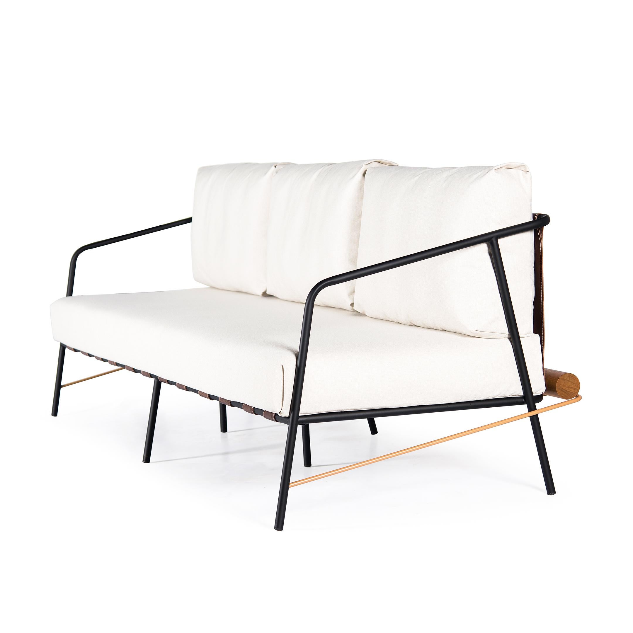 „Olav“ Sofa mit 3 Sitzen aus schwarzem Kohlenstoffstahl, gepolstert und Holzdetails (21. Jahrhundert und zeitgenössisch) im Angebot