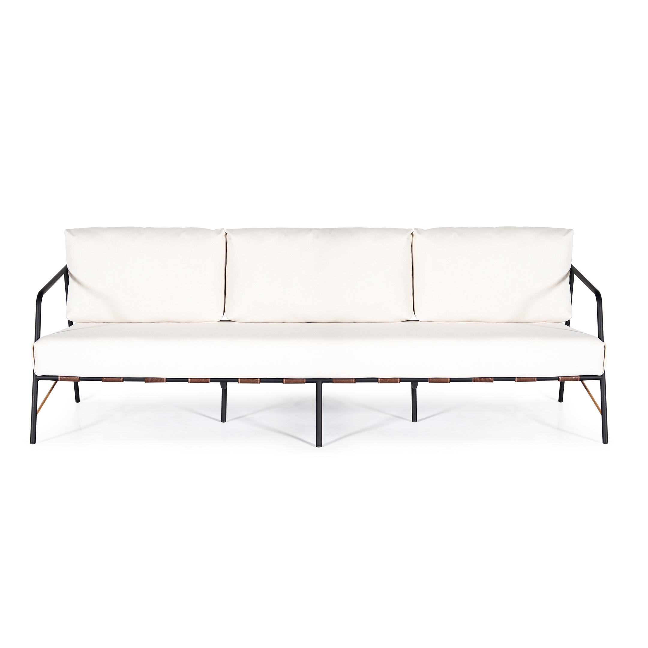 „Olav“ Sofa mit 3 Sitzen aus schwarzem Kohlenstoffstahl, gepolstert und Holzdetails (Metall) im Angebot