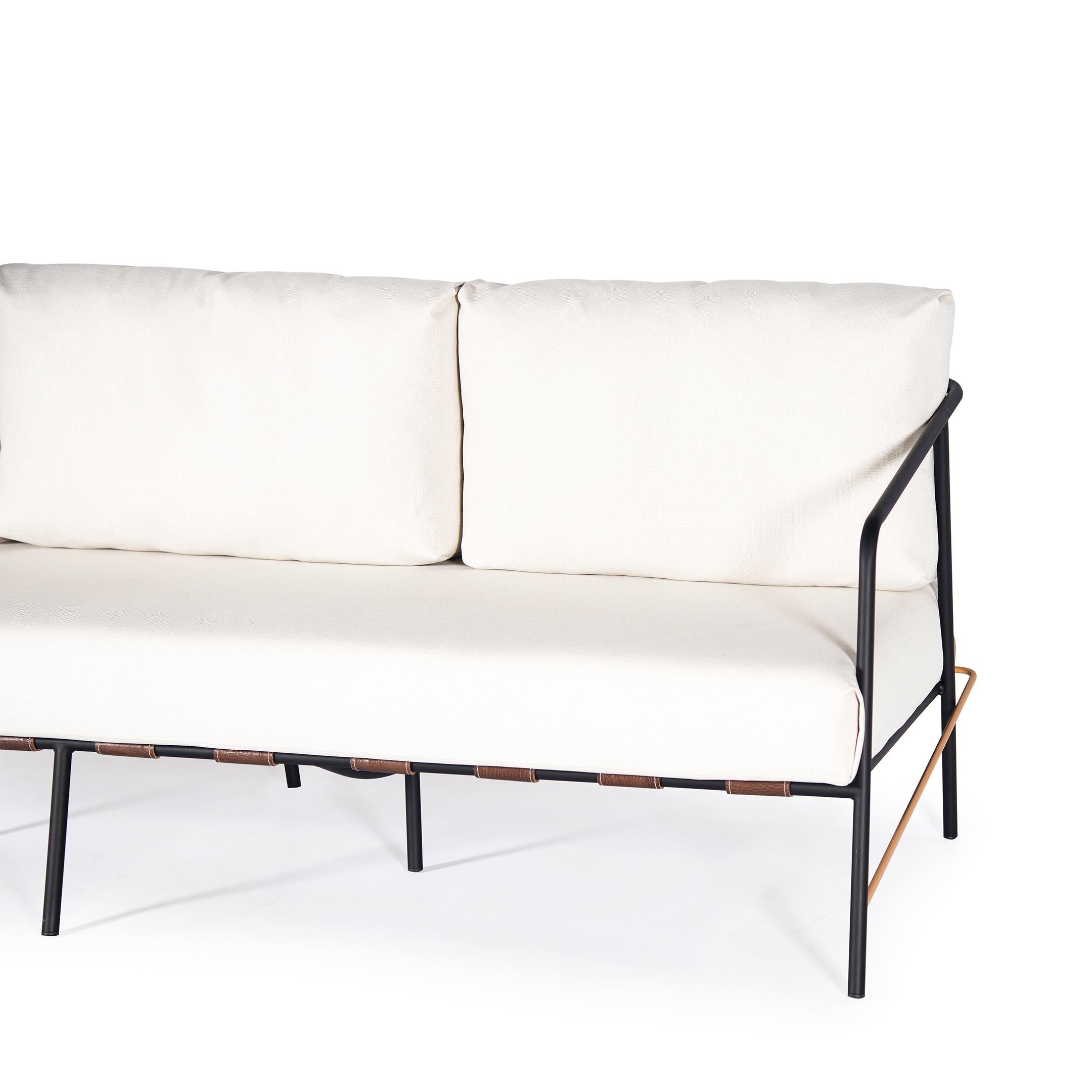 „Olav“ Sofa mit 3 Sitzen aus schwarzem Kohlenstoffstahl, gepolstert und Holzdetails im Angebot 1