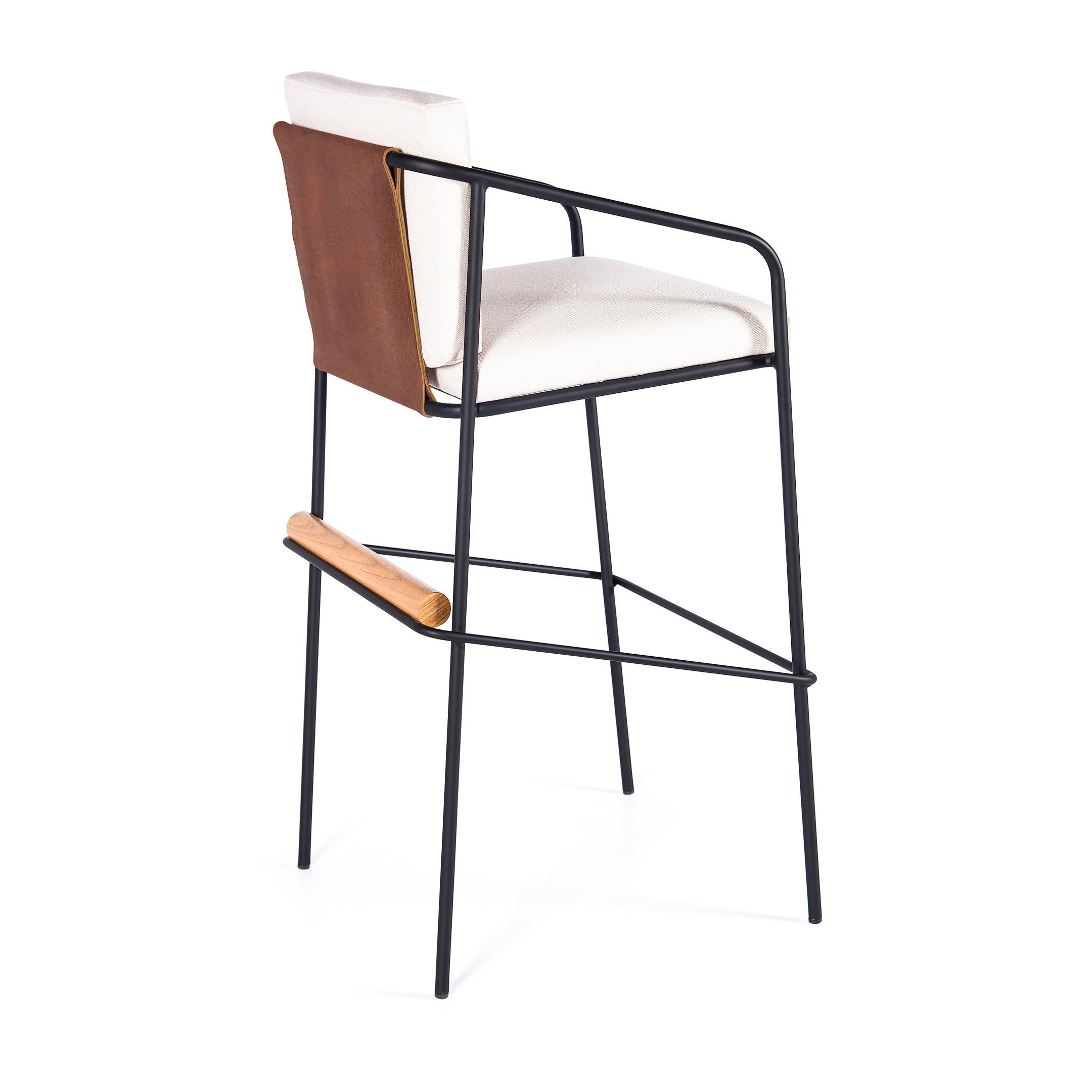 The structure of the OLAV stool is made of carbon steel in the painted with black ink, can be customized (request information).
The upholstery fabric that can be customized (request information).
It has leather backrest in afro finish and a natural