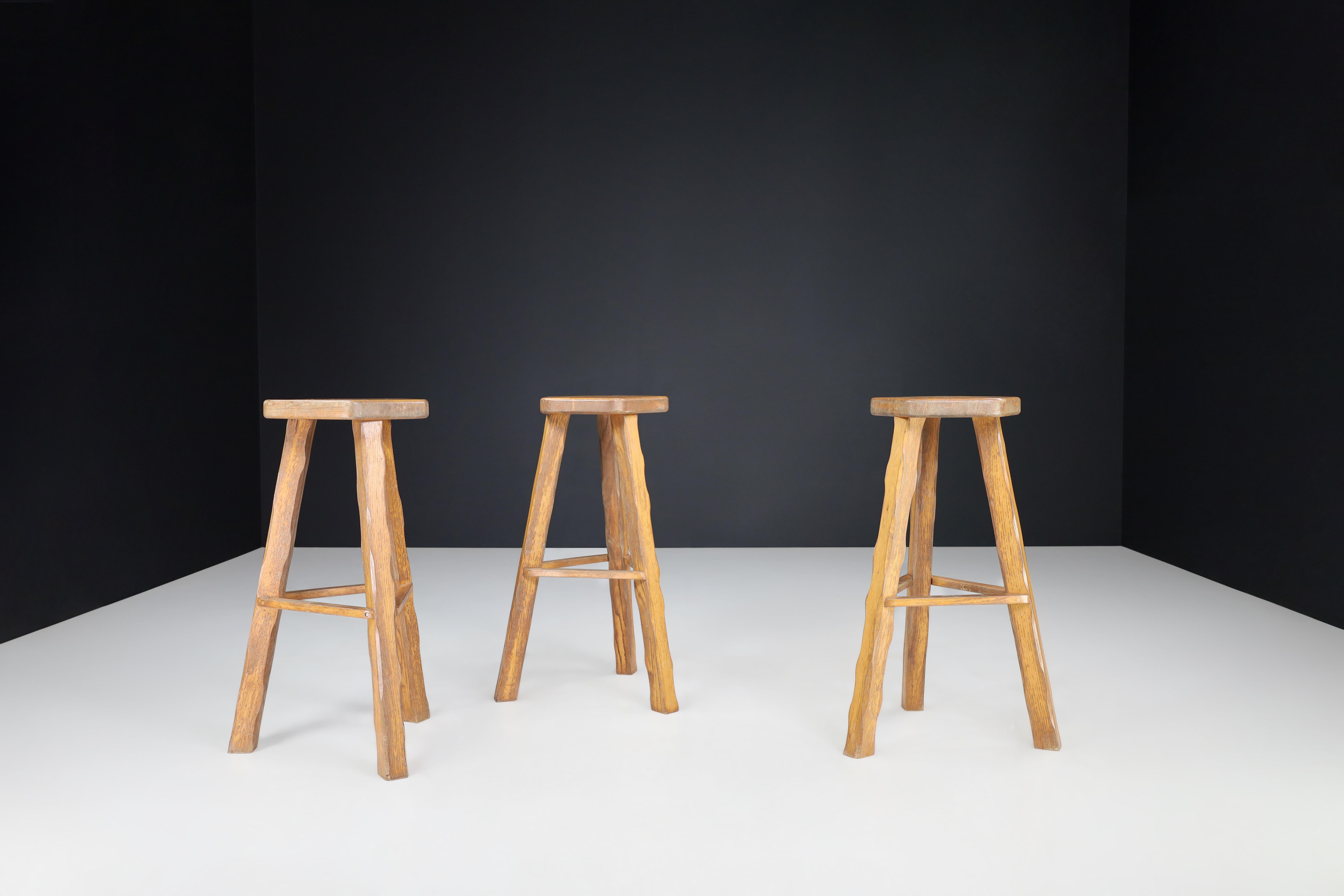 Brutalisme Tabourets de bar brutalistes en bois d'orme blond d'Olavi Hänninen, Finlande, années 1960 en vente