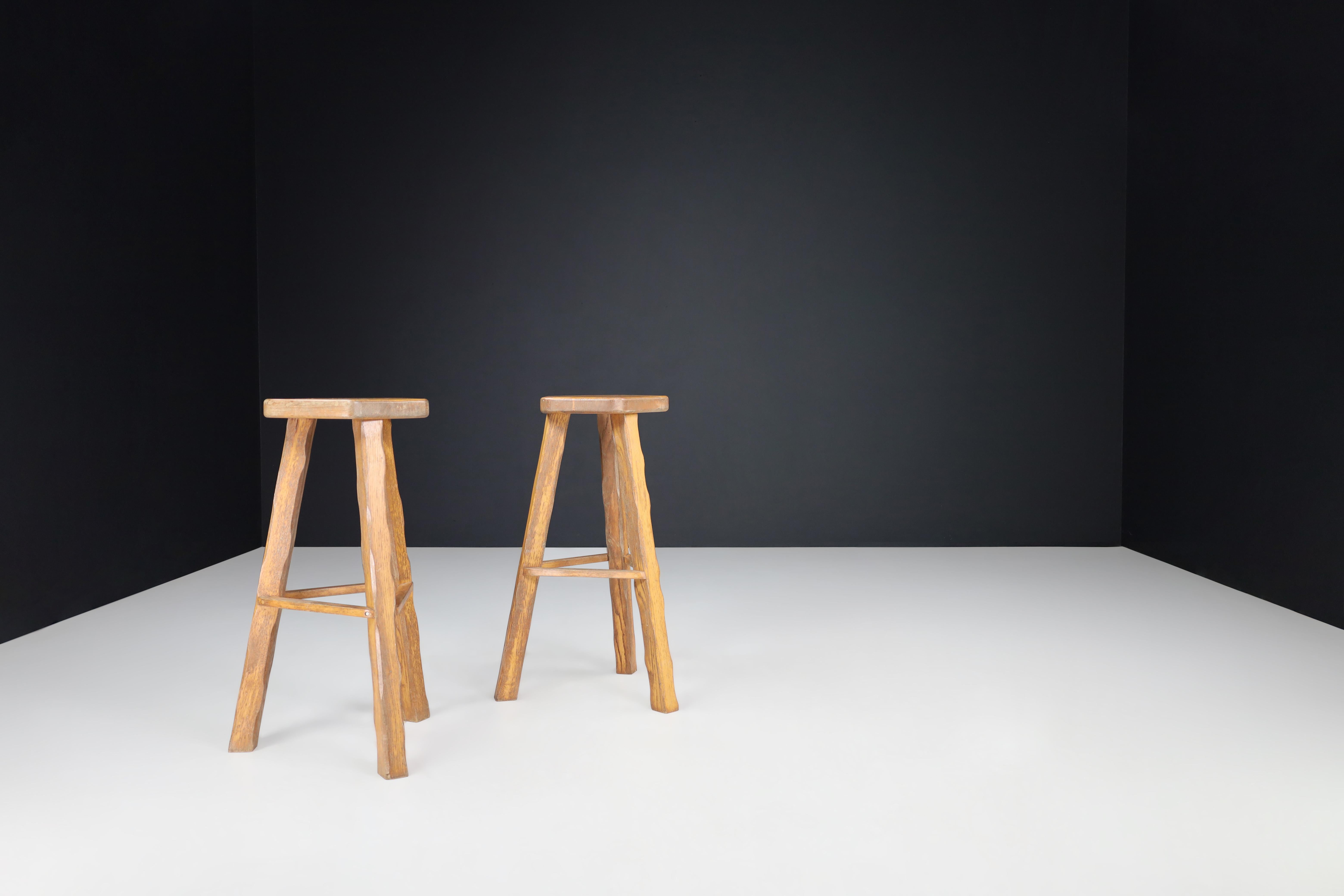 Finlandais Tabourets de bar brutalistes en bois d'orme blond d'Olavi Hänninen, Finlande, années 1960 en vente