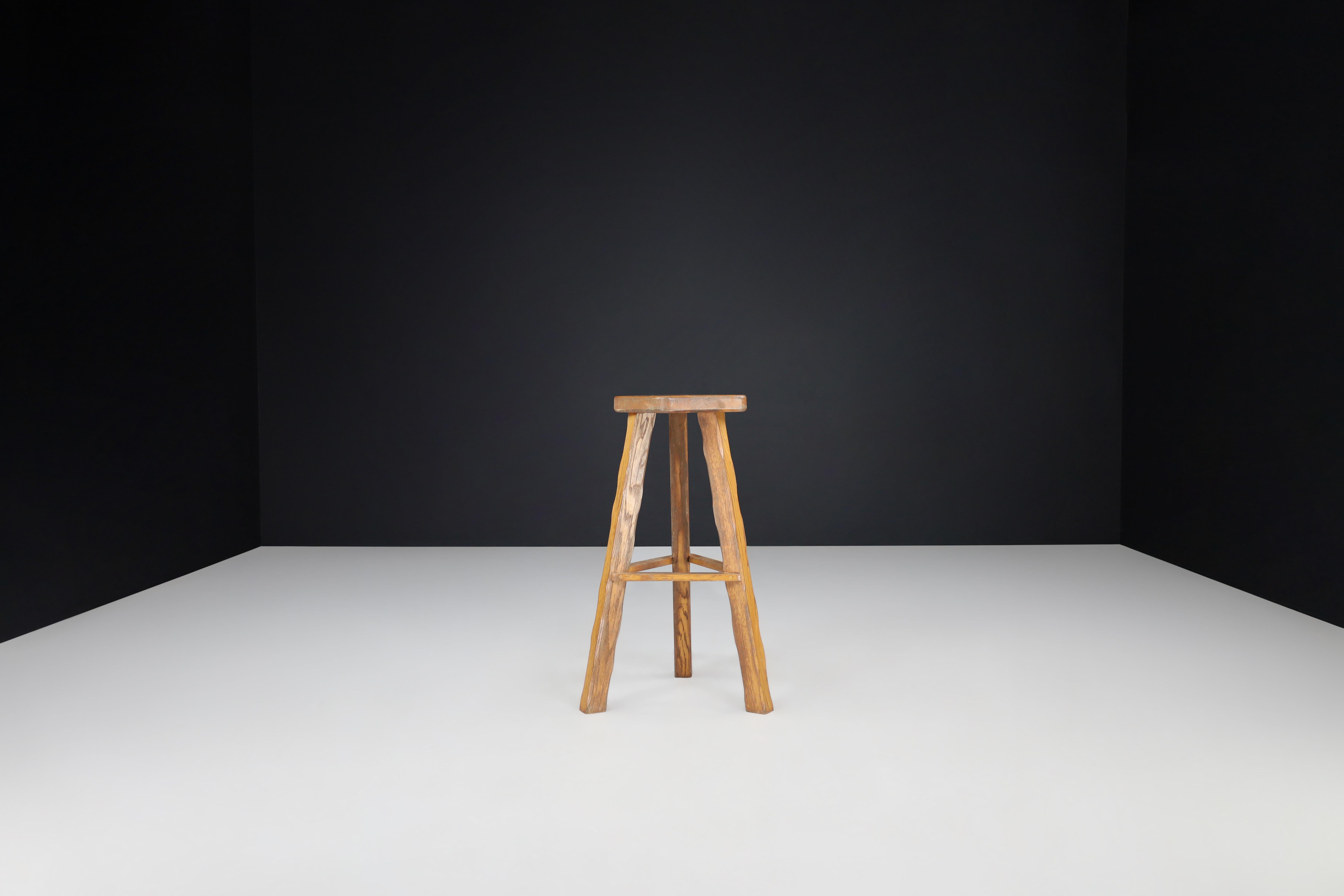 Tabourets de bar brutalistes en bois d'orme blond d'Olavi Hänninen, Finlande, années 1960 en vente 1