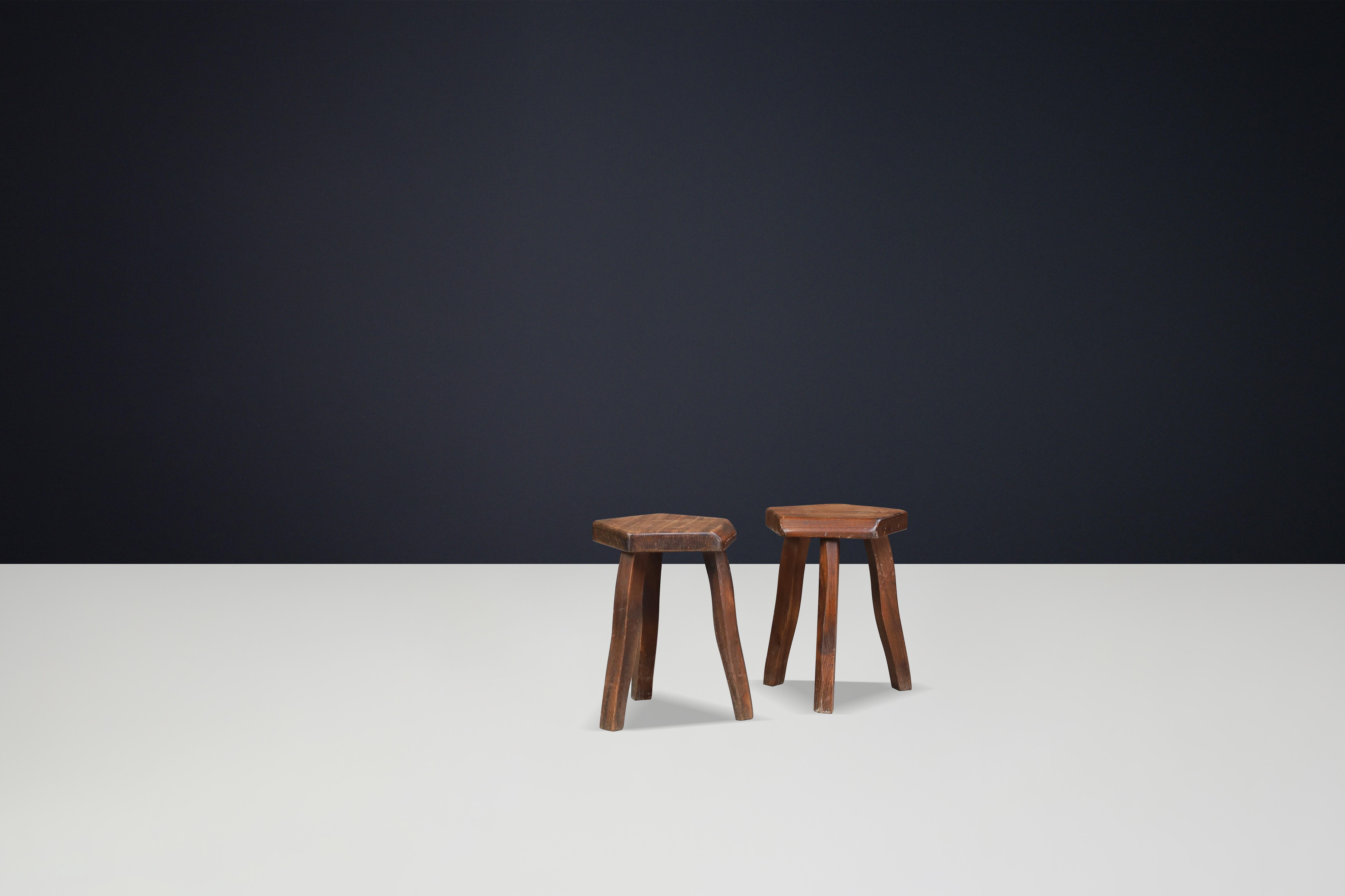 Tabourets brutalistes en bois d'orme d'Olavi Hänninen, Finlande années 1960 

Cette magnifique paire de tabourets, fabriquée par le designer finlandais Olavi Hänninen dans les années 1960, présente des tons chauds uniques grâce à leur construction