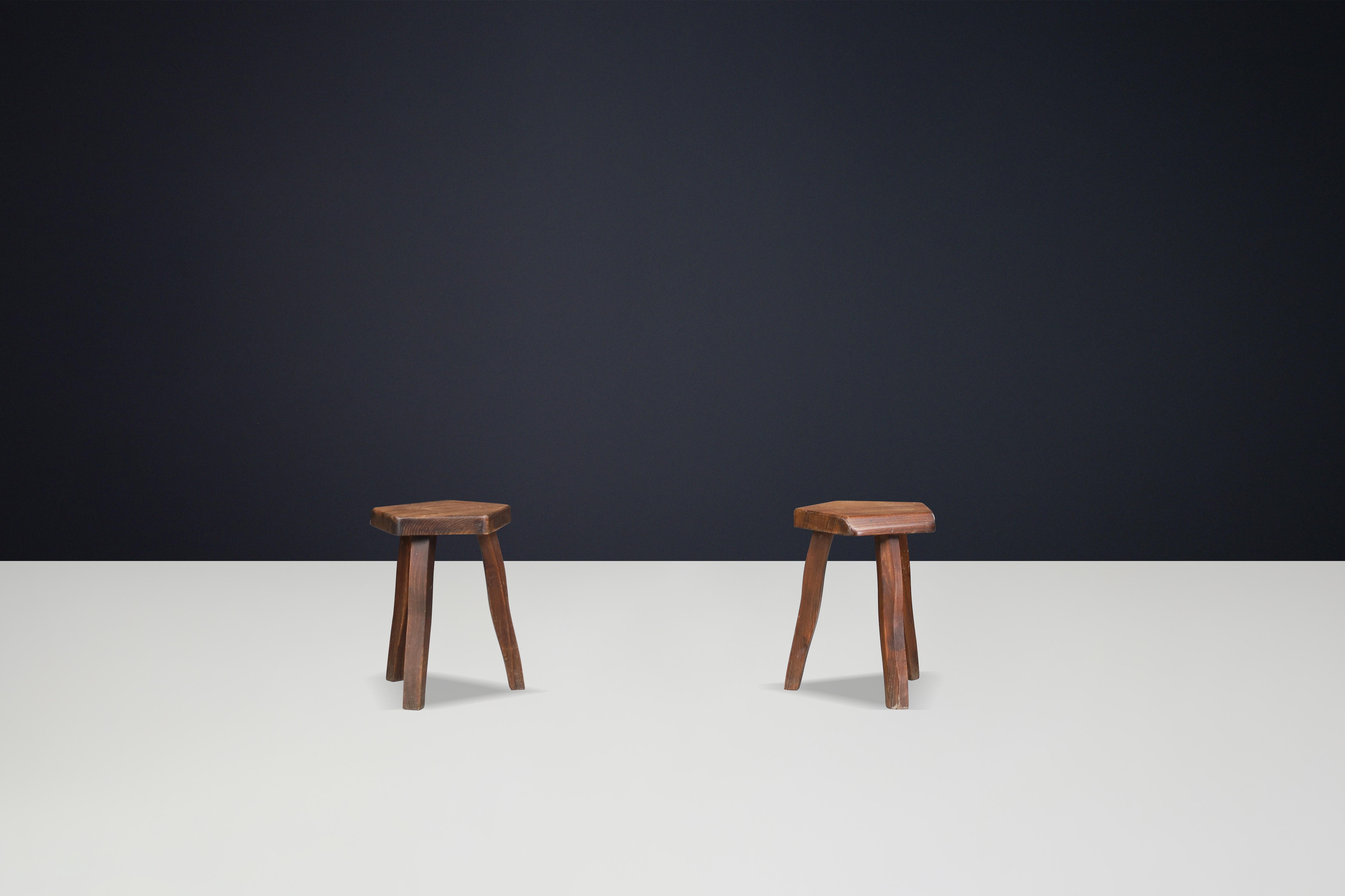 20ième siècle Tabourets brutalistes en bois d'orme d'Olavi Hänninen, Finlande années 1960 en vente