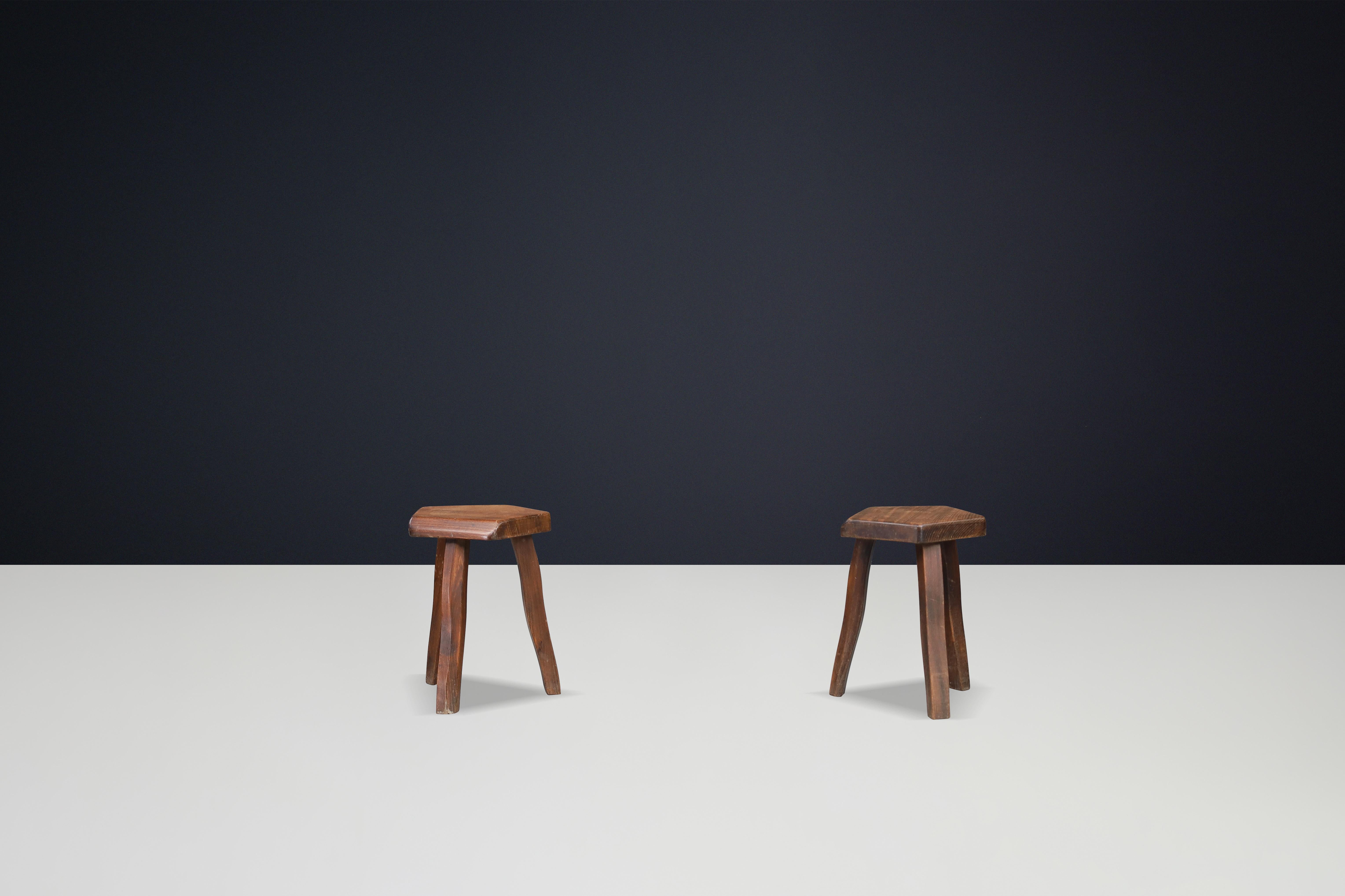 Tabourets brutalistes en bois d'orme d'Olavi Hänninen, Finlande années 1960 en vente 1
