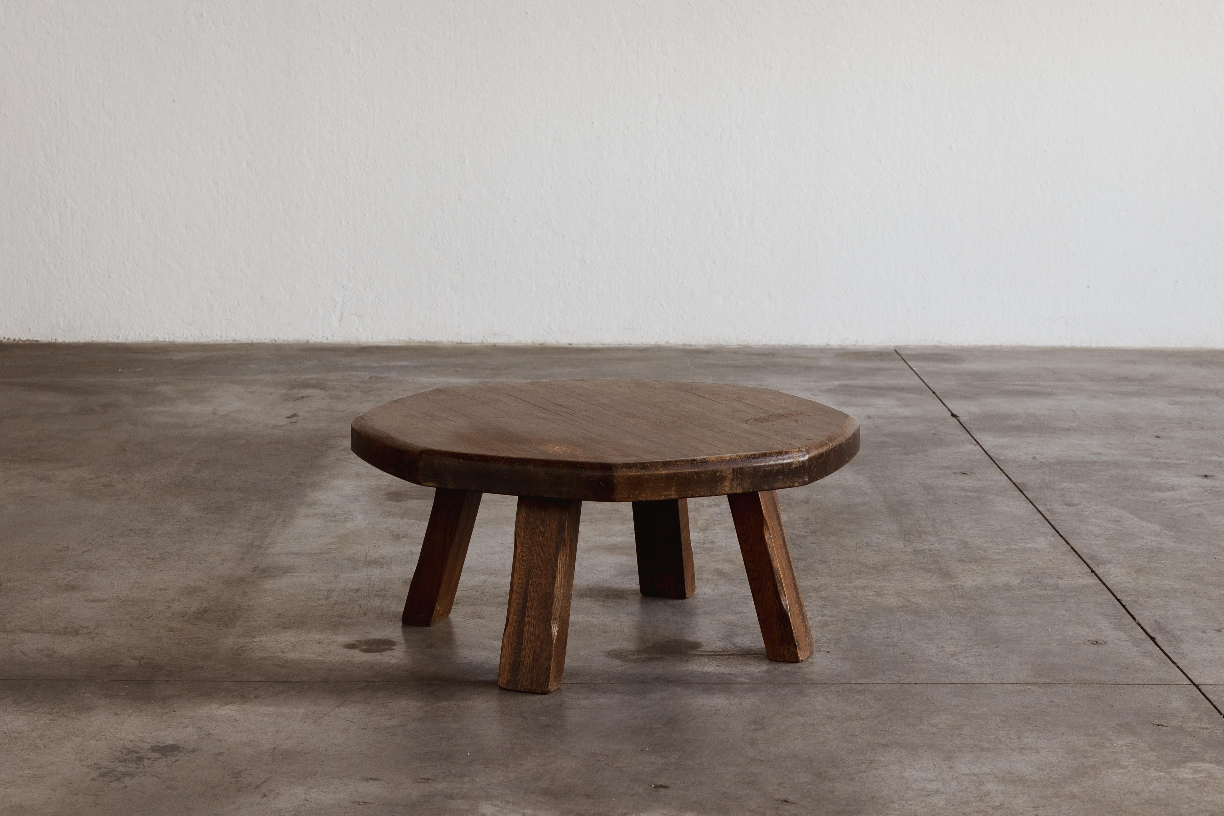 Table basse primitive Olavi Hanninen pour Aranjou, bois, France, 1960

Cette table basse en bois massif, attribuée au fabricant français Aranjou, présente une esthétique brutale et audacieuse, avec des influences de Pierre Chapo, Olavi Hanninen et