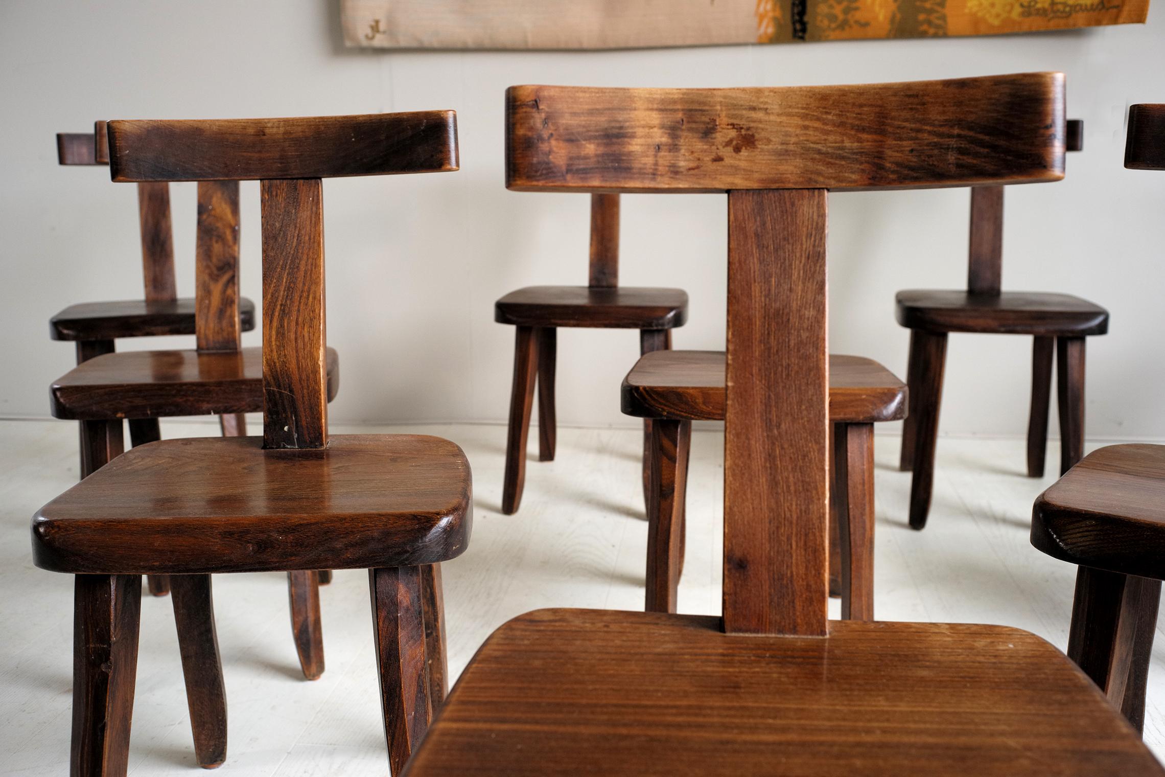 Olavi Hanninen, beautiful set of 10 T-chairs in solid elm with dark patina, edition Mikko Nupporen, Finland, 1960. Drawing from the register of traditional Finnish furniture, Olavi Hanninen uses the thickness of the elm by softening the line with