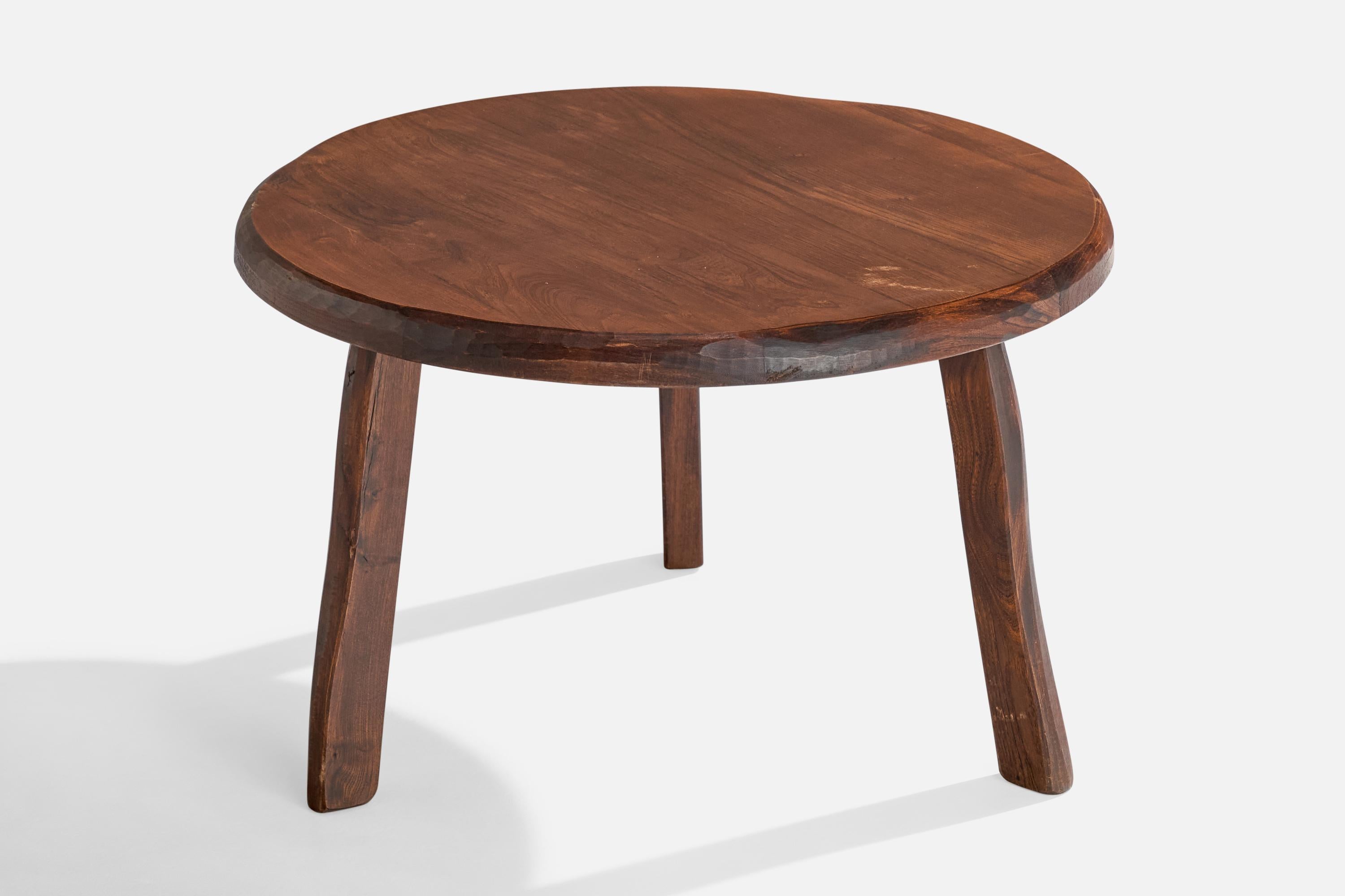 Mesa auxiliar de olmo teñido diseñada por Olavi Hänninen y fabricada en Finlandia, c. 1960.

Dimensiones: 20
