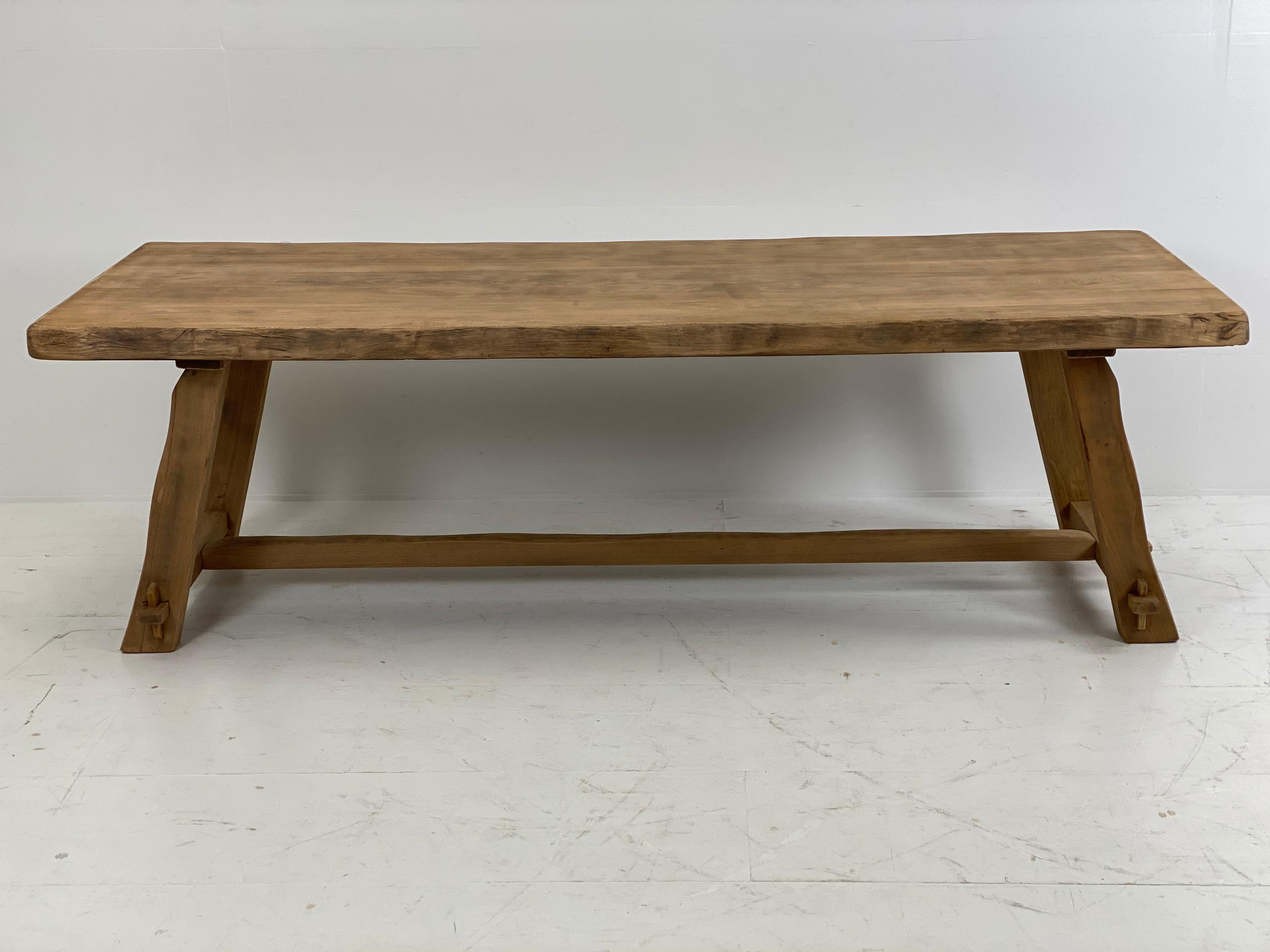 Table massive en bois d'orme par Olavi Hanninen, pour Miko Nupponen, Finlande
le sommet a une épaisseur de 7 cm,
belle patine blanchie,
peut être utilisé dans la cuisine ou comme bureau ou table console.