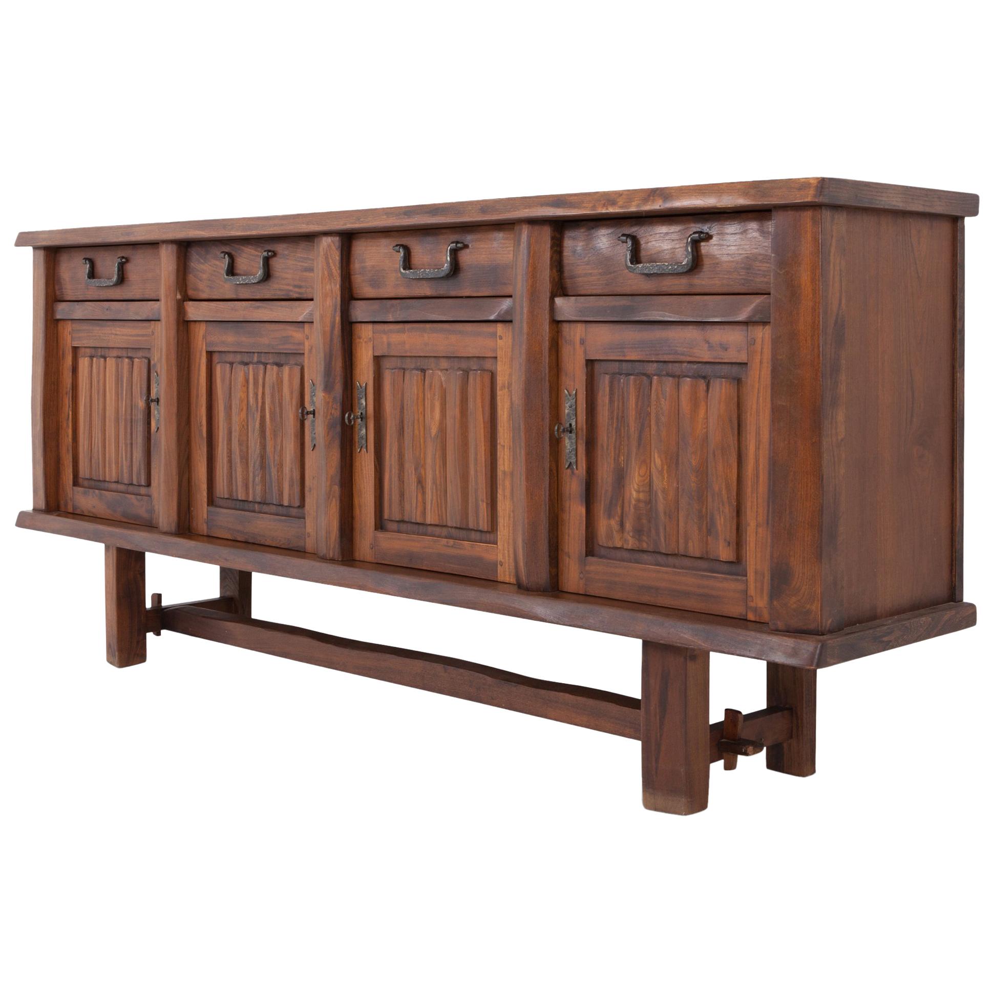 Rustic wabi Sabi credenza in solid elm 1960s 

The Chalet style sideboard provides a lot of storage space. The piece is finished with stunning hammered brass handles.


 