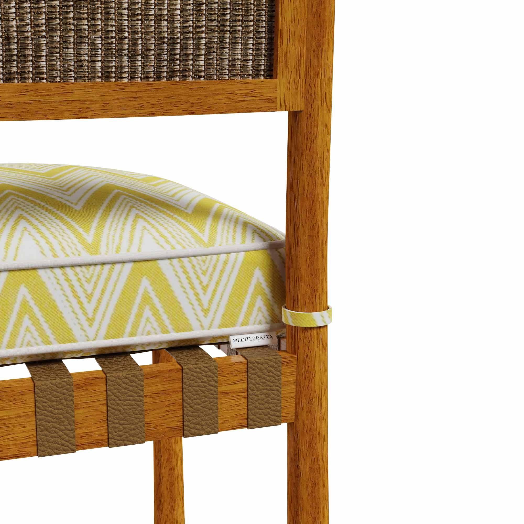 Der Olbia Bar Chair, der in Zusammenarbeit mit Mediterrazza entwickelt wurde, ist ein zeitloser Ausdruck von Luxus im Freien. Handgefertigt aus edlem Iroko-Holz mit skulpturalen, konischen Beinen, zeigt er einen ausgeprägt handwerklichen Charakter.