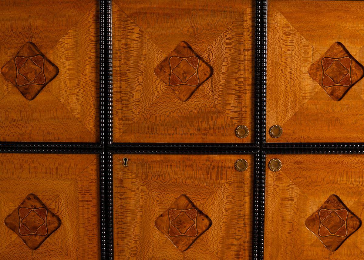 Progettato originariamente per conservare gli spartiti musicali, questo mobile è straordinario per le sue grandi dimensioni e per i materiali decadenti con cui è stato composto, in particolare le colonne in acero ebanizzato e l'intarsio in