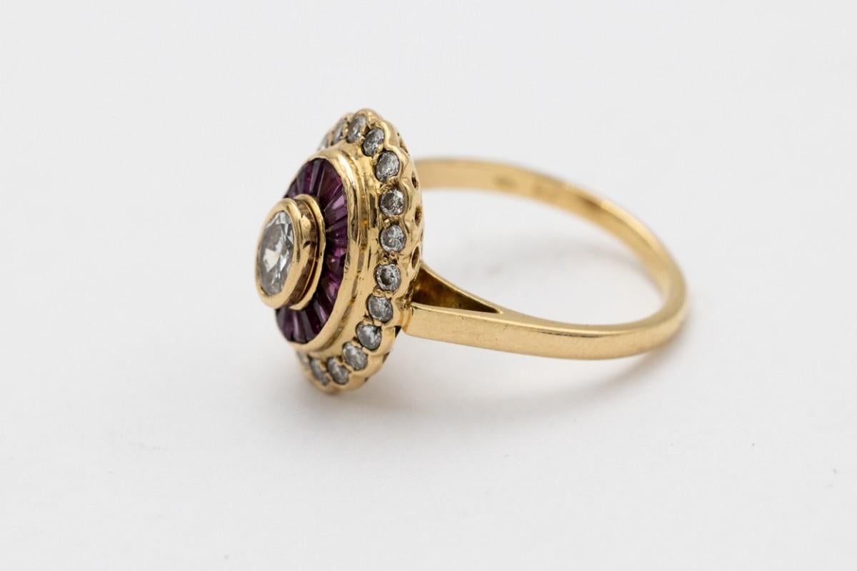 Oval Cut Old 18-carat gold ring with 0.70ct diamonds and rubies, mid 20th century For Sale