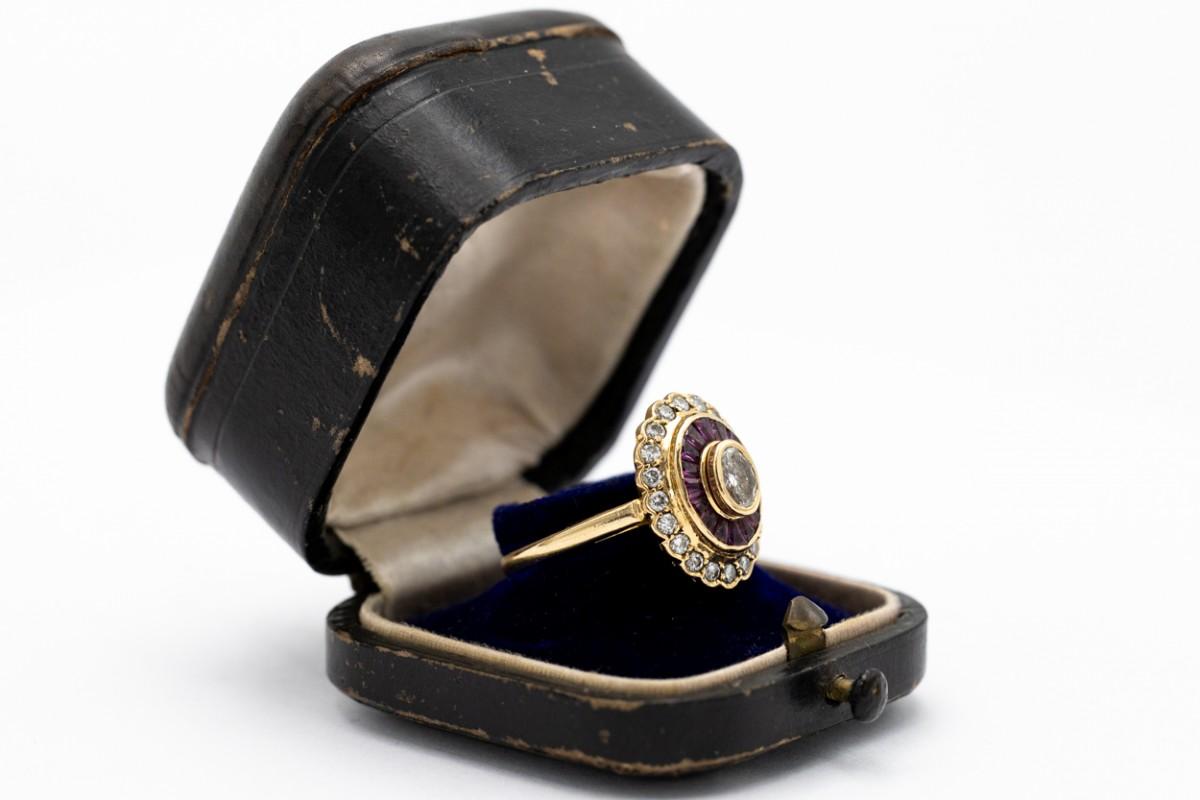 Old 18-carat gold ring with 0.70ct diamonds and rubies, mid 20th century For Sale 1