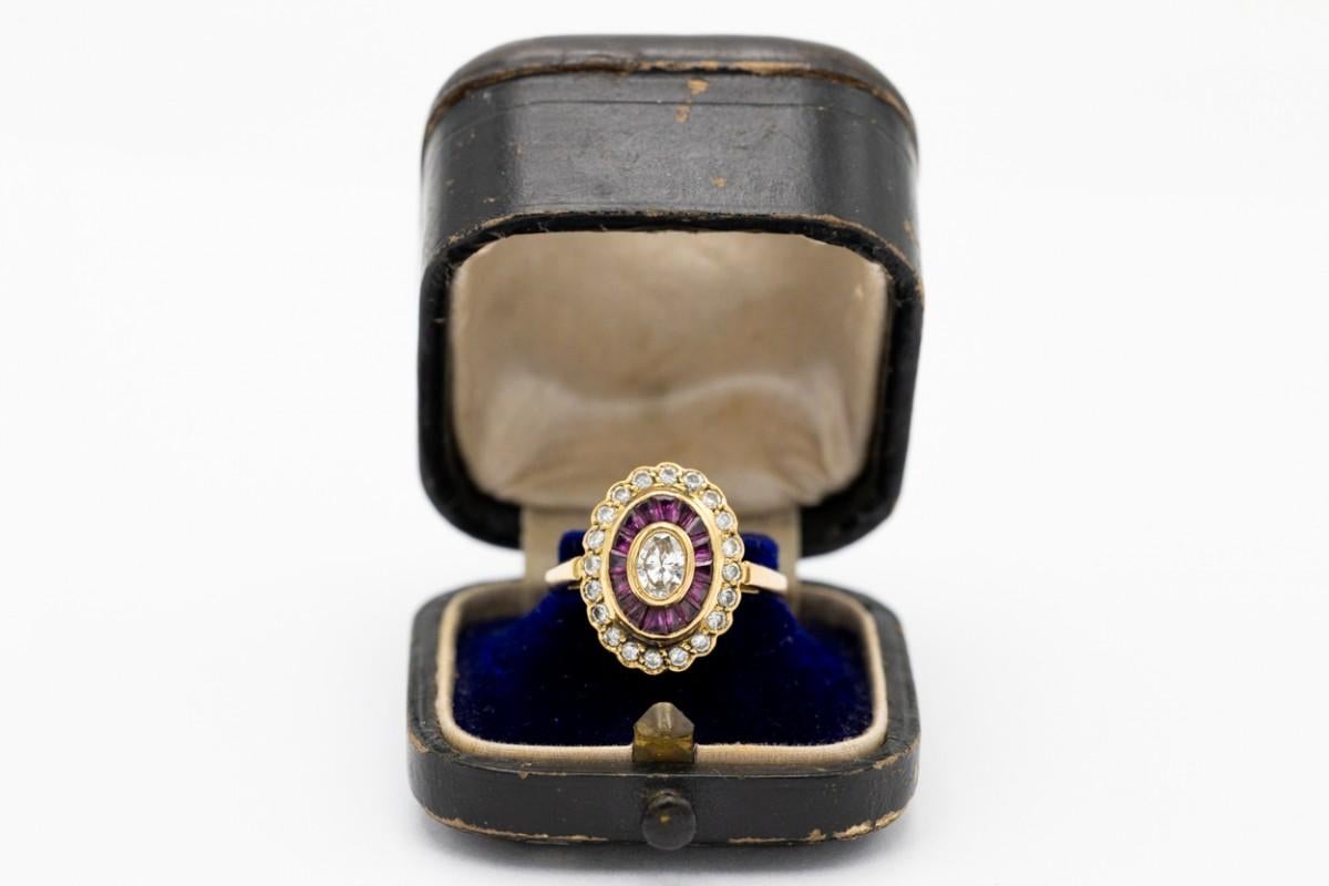 Old 18-carat gold ring with 0.70ct diamonds and rubies, mid 20th century For Sale 2