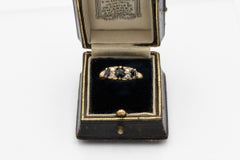 Altgoldring 18k mit natürlichen Saphiren und Diamanten, um 1900