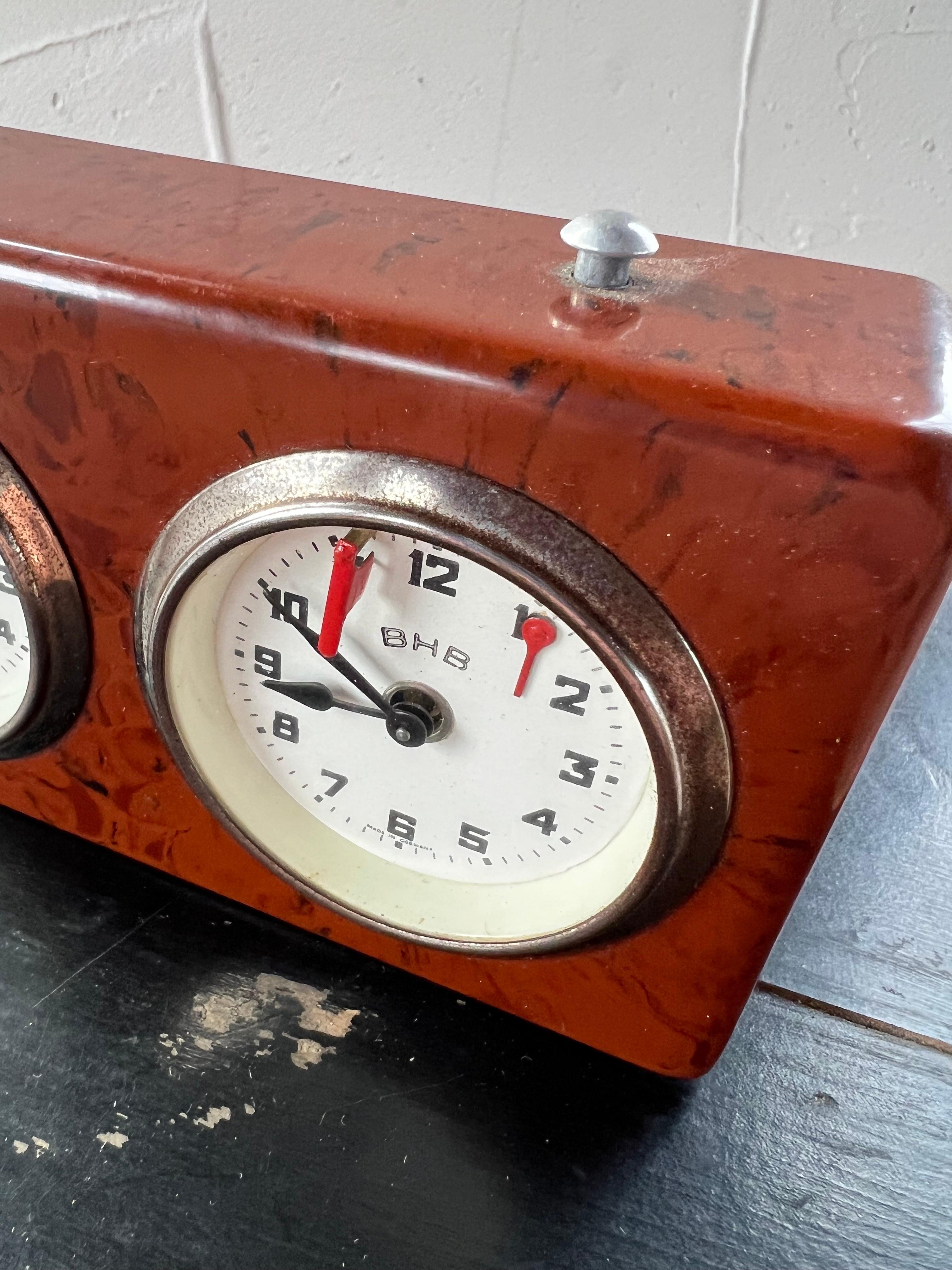 Beautiful old working BHB tournament chess clock from the 1950s, brown flamed Bakelite. Small in size.

Small in size and not often found in this color scheme with this bakelite. Works fine! See images for overall condition. Has some tarnisch on the