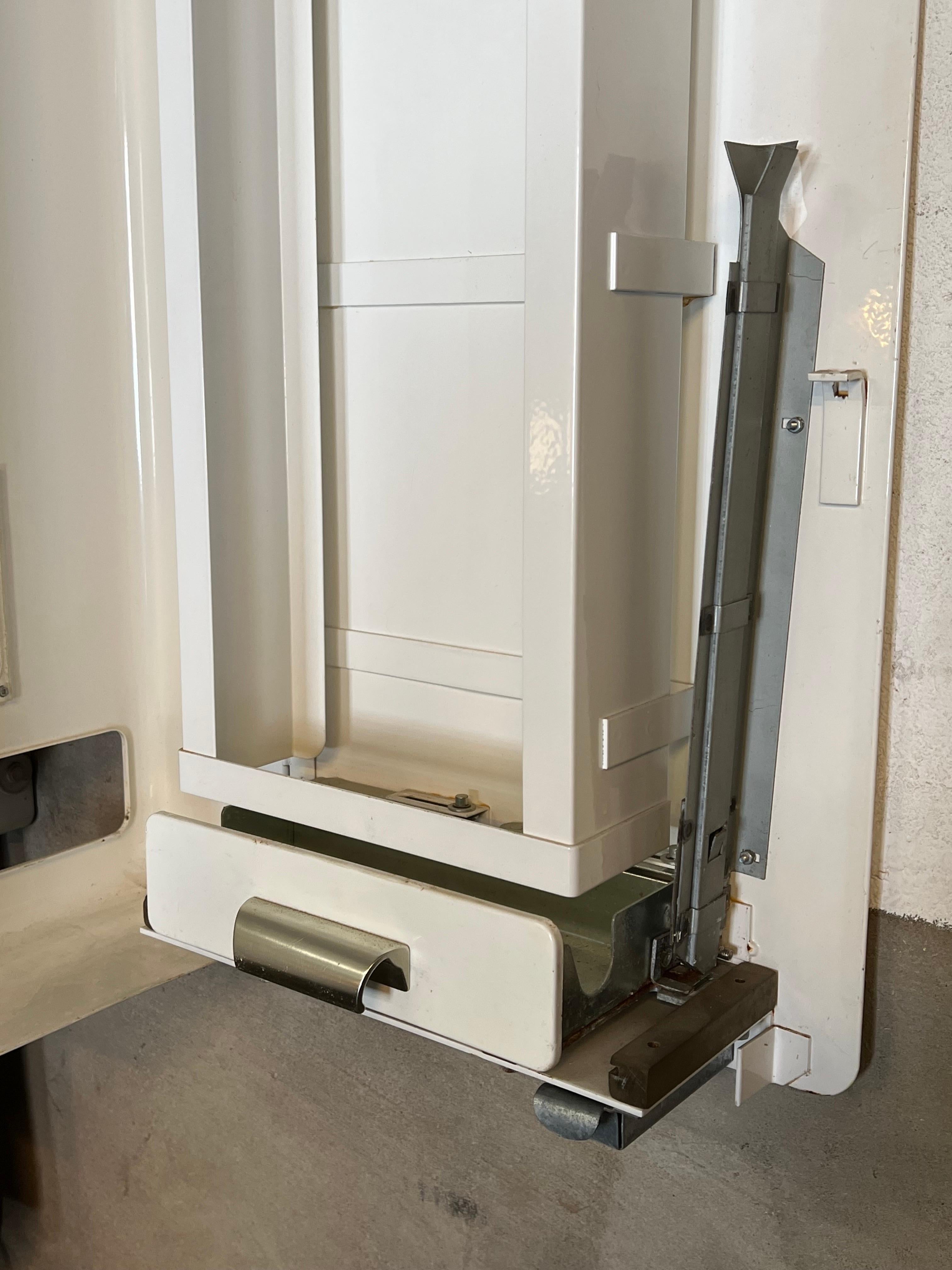 Néerlandais Ancien distributeur automatique à paroi hollandaise des années 1960, tampons hygiéniques, fonctionnant avec des pièces de monnaie hollandaises