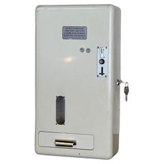 Ancien distributeur automatique à paroi hollandaise des années 1960, tampons hygiéniques, fonctionnant avec des pièces de monnaie hollandaises
