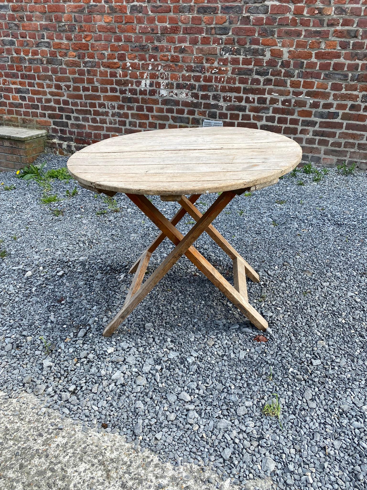 Old 19th century winegrower's table in pine;
disassembles into two parts.