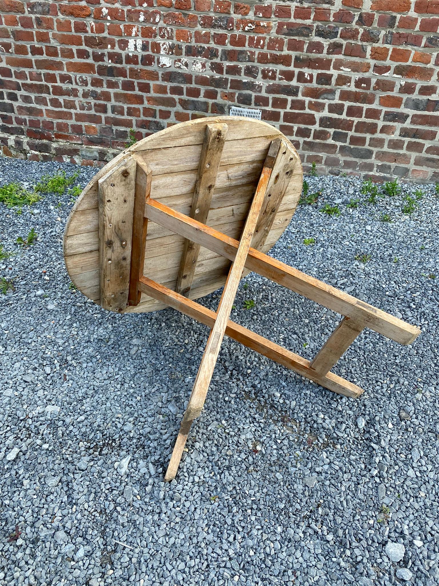 Ancienne table de cave à vin du 19ème siècle en pin, démontée en deux parties en vente 1