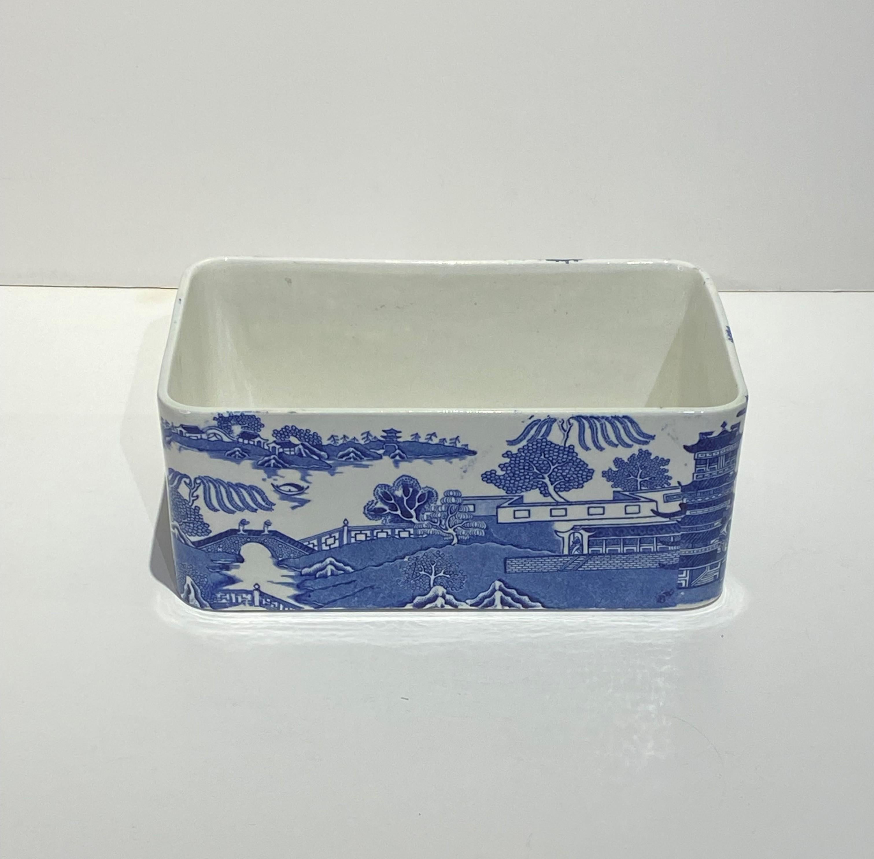 Ancienne jardinière décorative du 20e siècle, peinte à la main en bleu et blanc, de forme rectangulaire, de Whiting, en Angleterre.