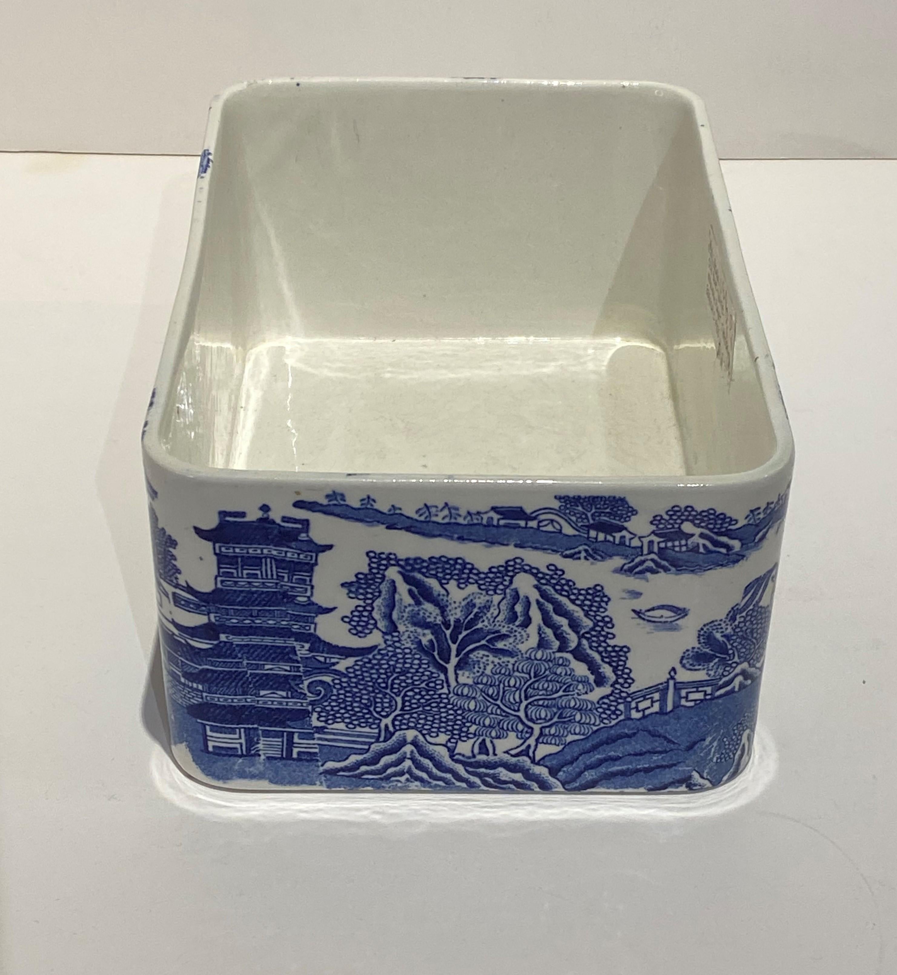 Jardinière de forme rectangulaire bleue et blanche de Maling du 20e siècle Bon état - En vente à North Salem, NY