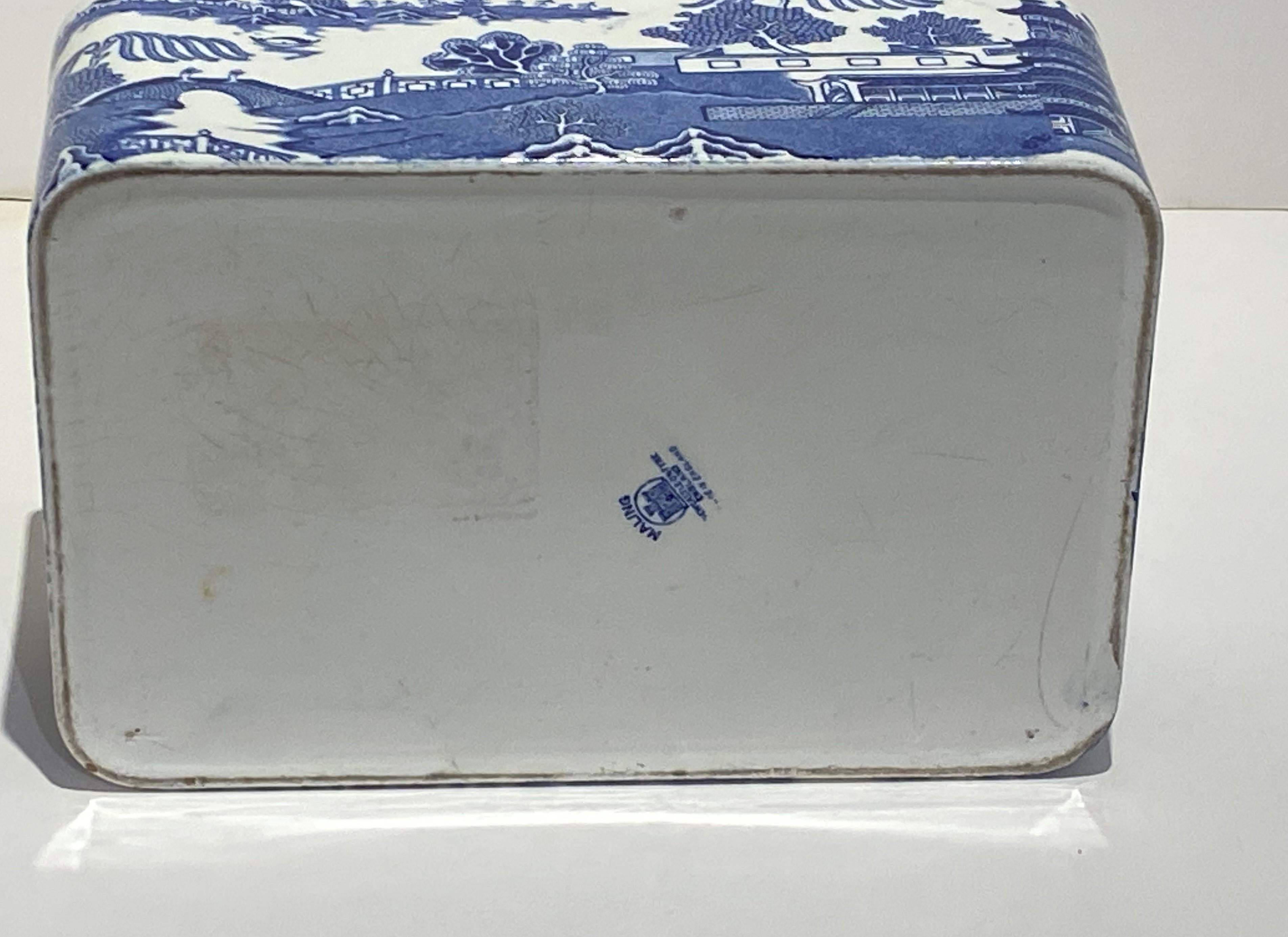 Porcelaine Jardinière de forme rectangulaire bleue et blanche de Maling du 20e siècle en vente
